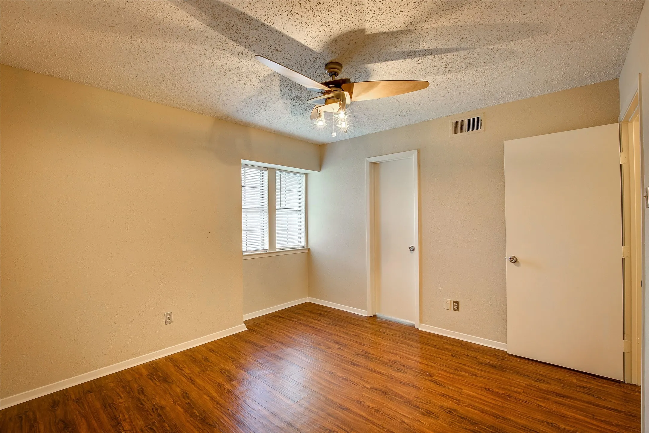 Condominium For Rent in Rockwall County , 236 Henry M Chandler, Rockwall, Texas 75032, 2 Bedrooms, 2 Bathrooms, Garage spaces, 952 Sqft, built in 1983, Price $1,650, mls#21349185, Real Estate Agent in Rockwall, Homes For Rent in Rockwall county, Homes For Rent in Rockwall, Realtor in Rockwall Texas, Real Estate Brokerage Independent Realty Texas, Luminita Cordes Realtor