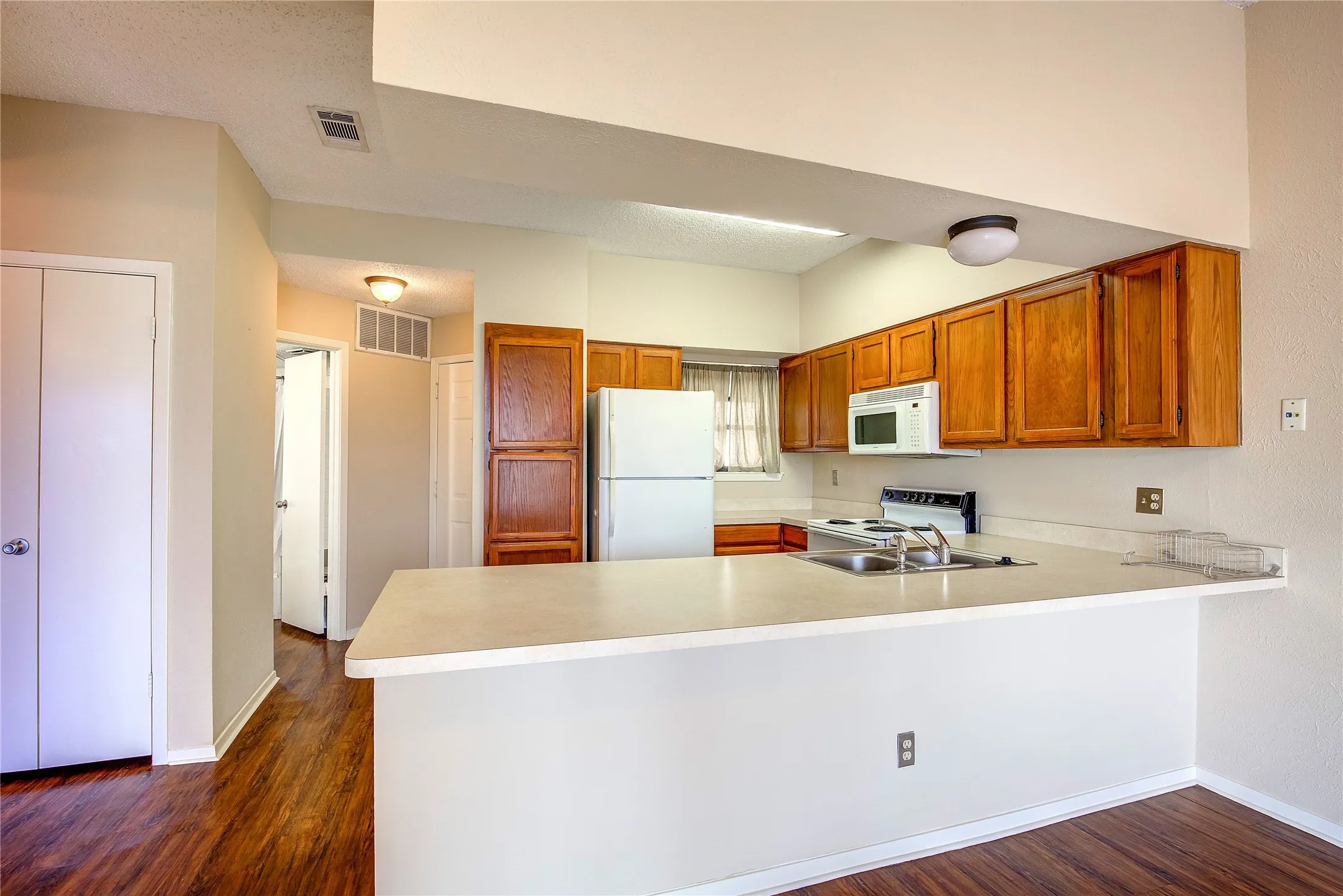 Condominium For Rent in Rockwall County , 236 Henry M Chandler, Rockwall, Texas 75032, 2 Bedrooms, 2 Bathrooms, Garage spaces, 952 Sqft, built in 1983, Price $1,650, mls#21349185, Real Estate Agent in Rockwall, Homes For Rent in Rockwall county, Homes For Rent in Rockwall, Realtor in Rockwall Texas, Real Estate Brokerage Independent Realty Texas, Luminita Cordes Realtor