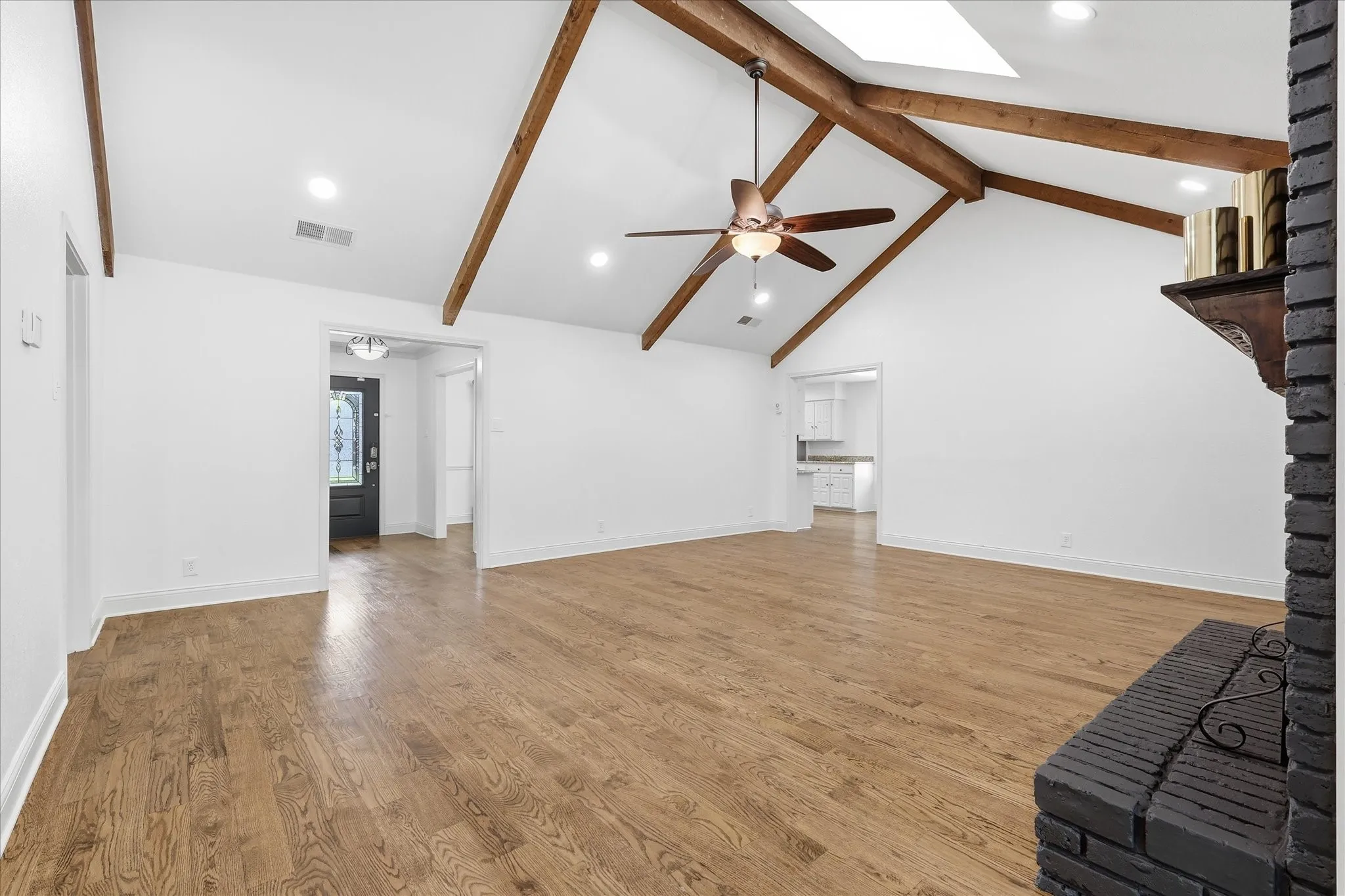 Single Family Residence For Sale in Denton County , 1100 Yorkshire Drive, Carrollton, Texas 75007, 4 Bedroom, 3 Bathroom, 2 Garage spaces, 2,524 Sqft, built in 1978, mls#21349349, Real Estate Agent in Carrollton, Homes For Sale in Denton county, Homes For Sale in Carrollton, Realtor in Carrollton Texas, Real Estate Brokerage Independent Realty Texas, Luminita Cordes Realtor