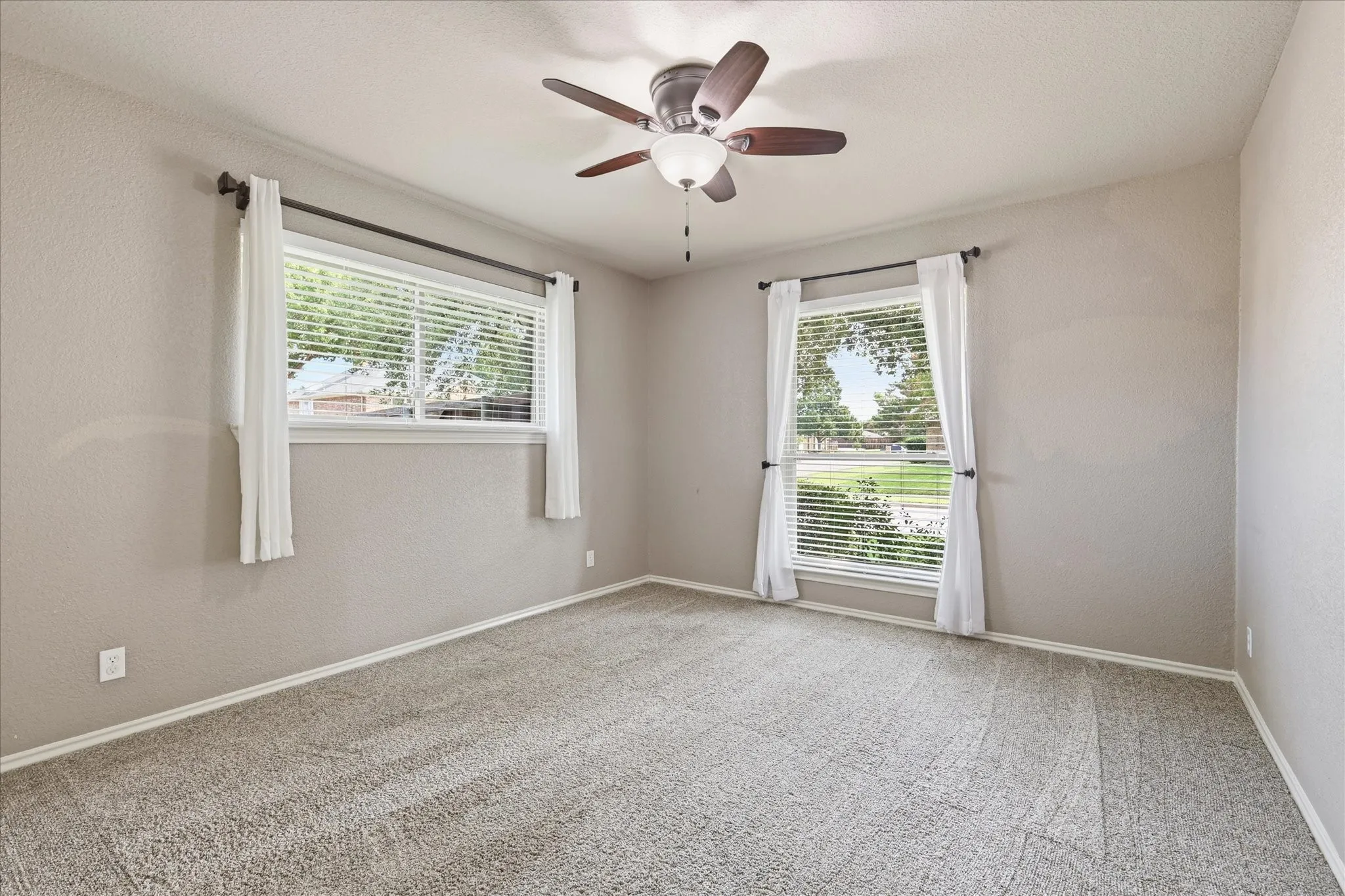 Single Family Residence For Sale in Denton County , 1100 Yorkshire Drive, Carrollton, Texas 75007, 4 Bedroom, 3 Bathroom, 2 Garage spaces, 2,524 Sqft, built in 1978, mls#21349349, Real Estate Agent in Carrollton, Homes For Sale in Denton county, Homes For Sale in Carrollton, Realtor in Carrollton Texas, Real Estate Brokerage Independent Realty Texas, Luminita Cordes Realtor