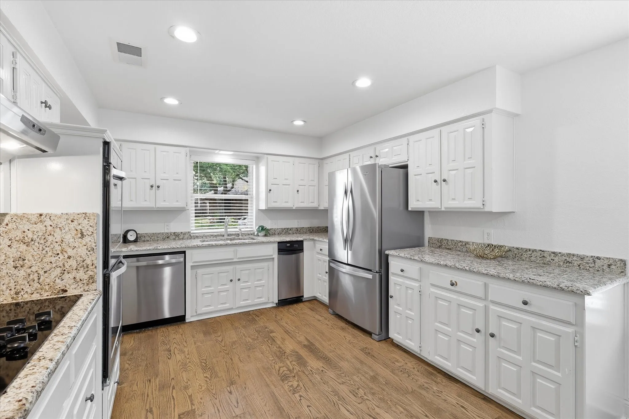 Single Family Residence For Sale in Denton County , 1100 Yorkshire Drive, Carrollton, Texas 75007, 4 Bedroom, 3 Bathroom, 2 Garage spaces, 2,524 Sqft, built in 1978, mls#21349349, Real Estate Agent in Carrollton, Homes For Sale in Denton county, Homes For Sale in Carrollton, Realtor in Carrollton Texas, Real Estate Brokerage Independent Realty Texas, Luminita Cordes Realtor
