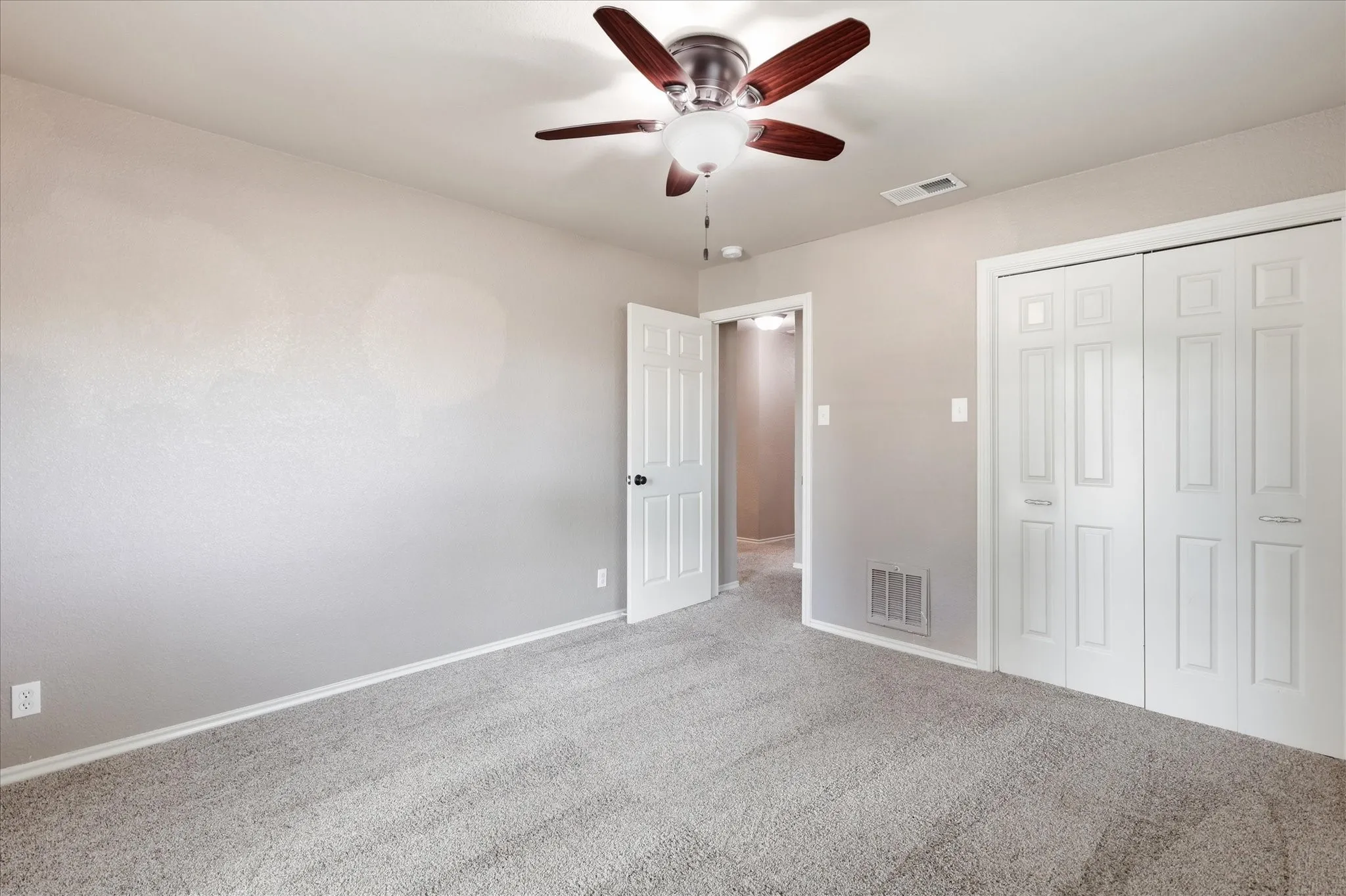 Single Family Residence For Sale in Denton County , 1100 Yorkshire Drive, Carrollton, Texas 75007, 4 Bedroom, 3 Bathroom, 2 Garage spaces, 2,524 Sqft, built in 1978, mls#21349349, Real Estate Agent in Carrollton, Homes For Sale in Denton county, Homes For Sale in Carrollton, Realtor in Carrollton Texas, Real Estate Brokerage Independent Realty Texas, Luminita Cordes Realtor
