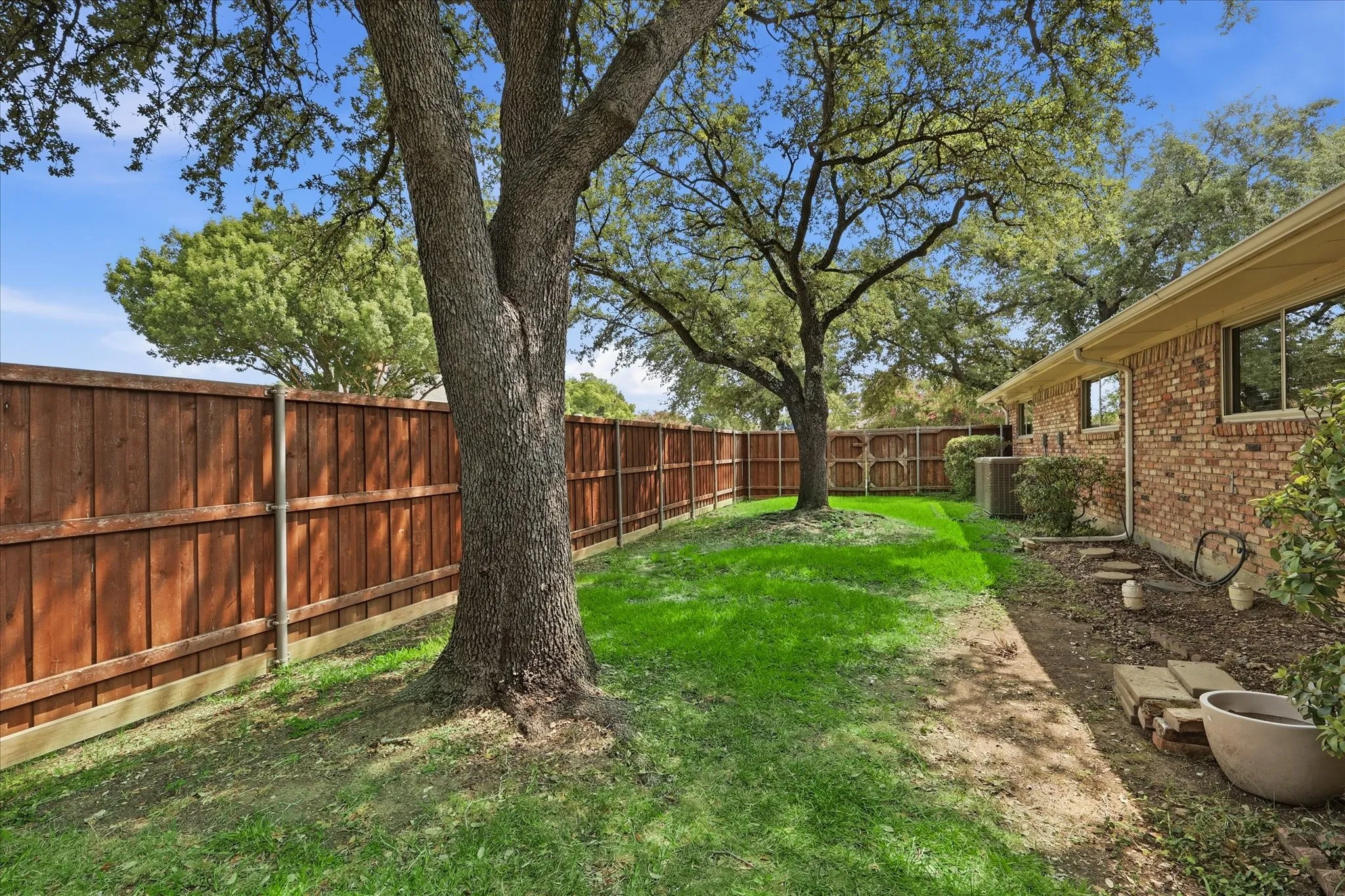 Single Family Residence For Sale in Denton County , 1100 Yorkshire Drive, Carrollton, Texas 75007, 4 Bedroom, 3 Bathroom, 2 Garage spaces, 2,524 Sqft, built in 1978, mls#21349349, Real Estate Agent in Carrollton, Homes For Sale in Denton county, Homes For Sale in Carrollton, Realtor in Carrollton Texas, Real Estate Brokerage Independent Realty Texas, Luminita Cordes Realtor