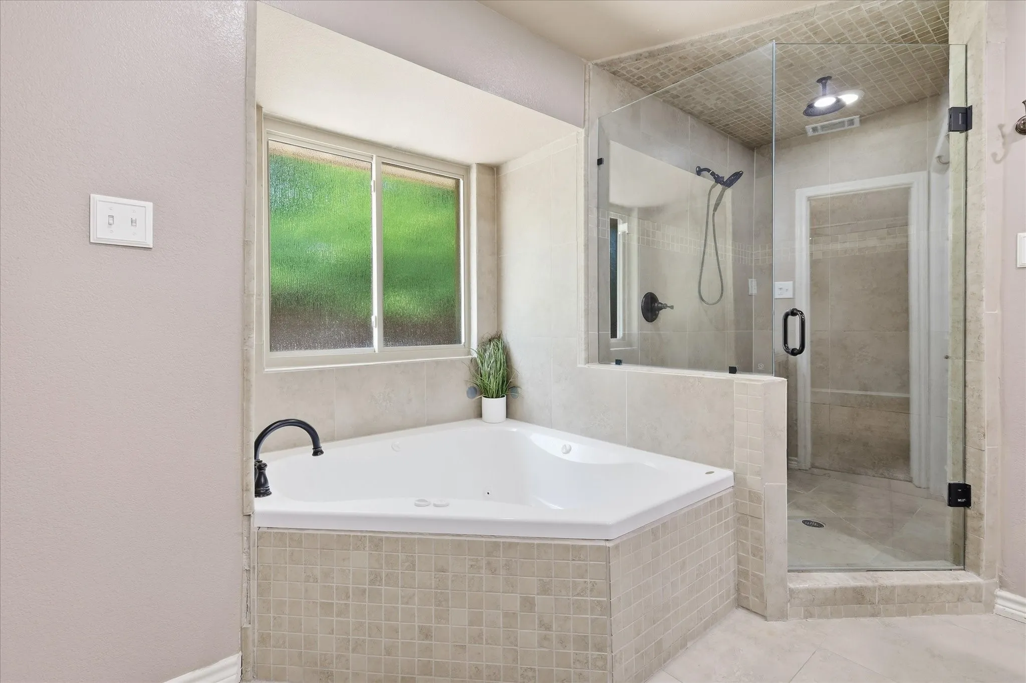 Single Family Residence For Sale in Denton County , 1100 Yorkshire Drive, Carrollton, Texas 75007, 4 Bedroom, 3 Bathroom, 2 Garage spaces, 2,524 Sqft, built in 1978, mls#21349349, Real Estate Agent in Carrollton, Homes For Sale in Denton county, Homes For Sale in Carrollton, Realtor in Carrollton Texas, Real Estate Brokerage Independent Realty Texas, Luminita Cordes Realtor