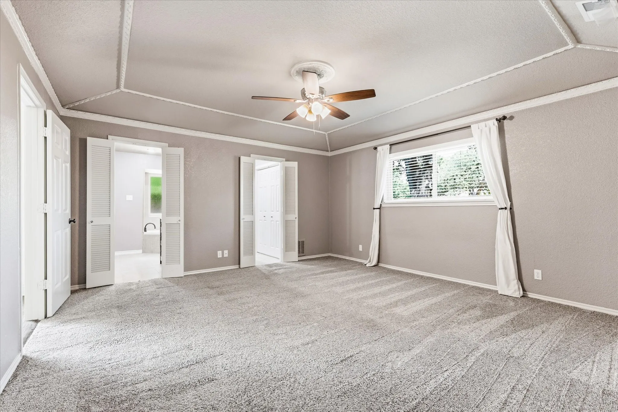 Single Family Residence For Sale in Denton County , 1100 Yorkshire Drive, Carrollton, Texas 75007, 4 Bedroom, 3 Bathroom, 2 Garage spaces, 2,524 Sqft, built in 1978, mls#21349349, Real Estate Agent in Carrollton, Homes For Sale in Denton county, Homes For Sale in Carrollton, Realtor in Carrollton Texas, Real Estate Brokerage Independent Realty Texas, Luminita Cordes Realtor
