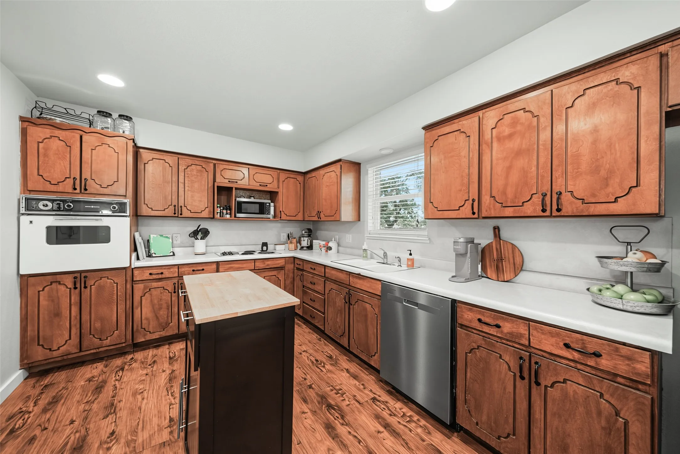 Single Family Residence For Sale in Wise County , 909 Shady Oaks, Bridgeport, Texas 76426, 3 Bedroom, 2 Bathroom, 2 Garage spaces, 1,472 Sqft, built in 1986, mls#21350999, Real Estate Agent in Bridgeport, Homes For Sale in Wise county, Homes For Sale in Bridgeport, Realtor in Bridgeport Texas, Real Estate Brokerage Independent Realty Texas, Luminita Cordes Realtor