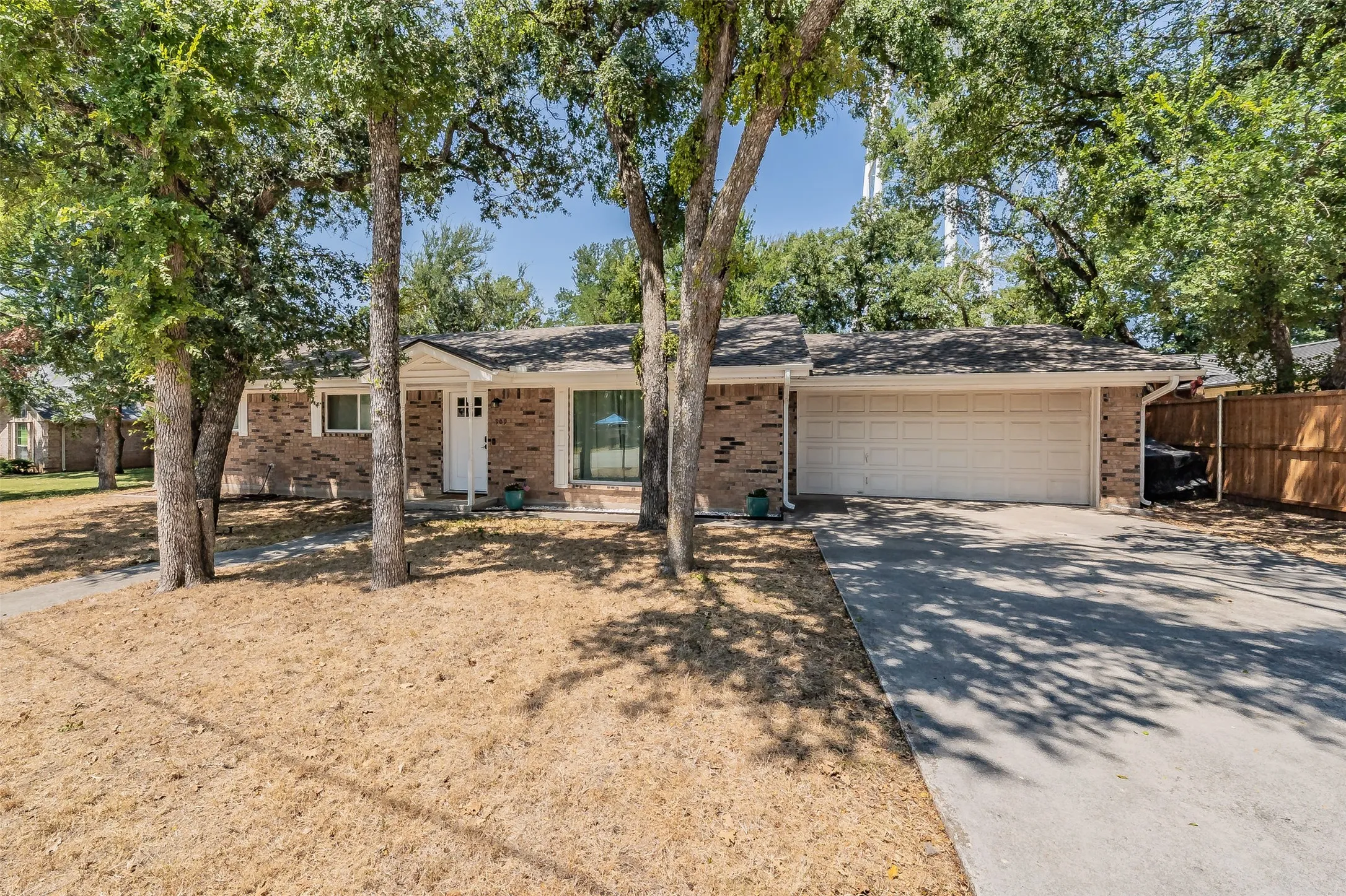 Single Family Residence For Sale in Wise County , 909 Shady Oaks, Bridgeport, Texas 76426, 3 Bedroom, 2 Bathroom, 2 Garage spaces, 1,472 Sqft, built in 1986, mls#21350999, Real Estate Agent in Bridgeport, Homes For Sale in Wise county, Homes For Sale in Bridgeport, Realtor in Bridgeport Texas, Real Estate Brokerage Independent Realty Texas, Luminita Cordes Realtor