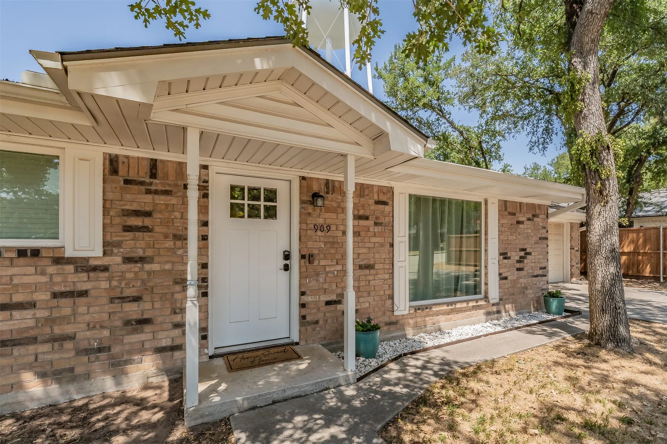 Single Family Residence For Sale in Wise County , 909 Shady Oaks, Bridgeport, Texas 76426, 3 Bedroom, 2 Bathroom, 2 Garage spaces, 1,472 Sqft, built in 1986, mls#21350999, Real Estate Agent in Bridgeport, Homes For Sale in Wise county, Homes For Sale in Bridgeport, Realtor in Bridgeport Texas, Real Estate Brokerage Independent Realty Texas, Luminita Cordes Realtor