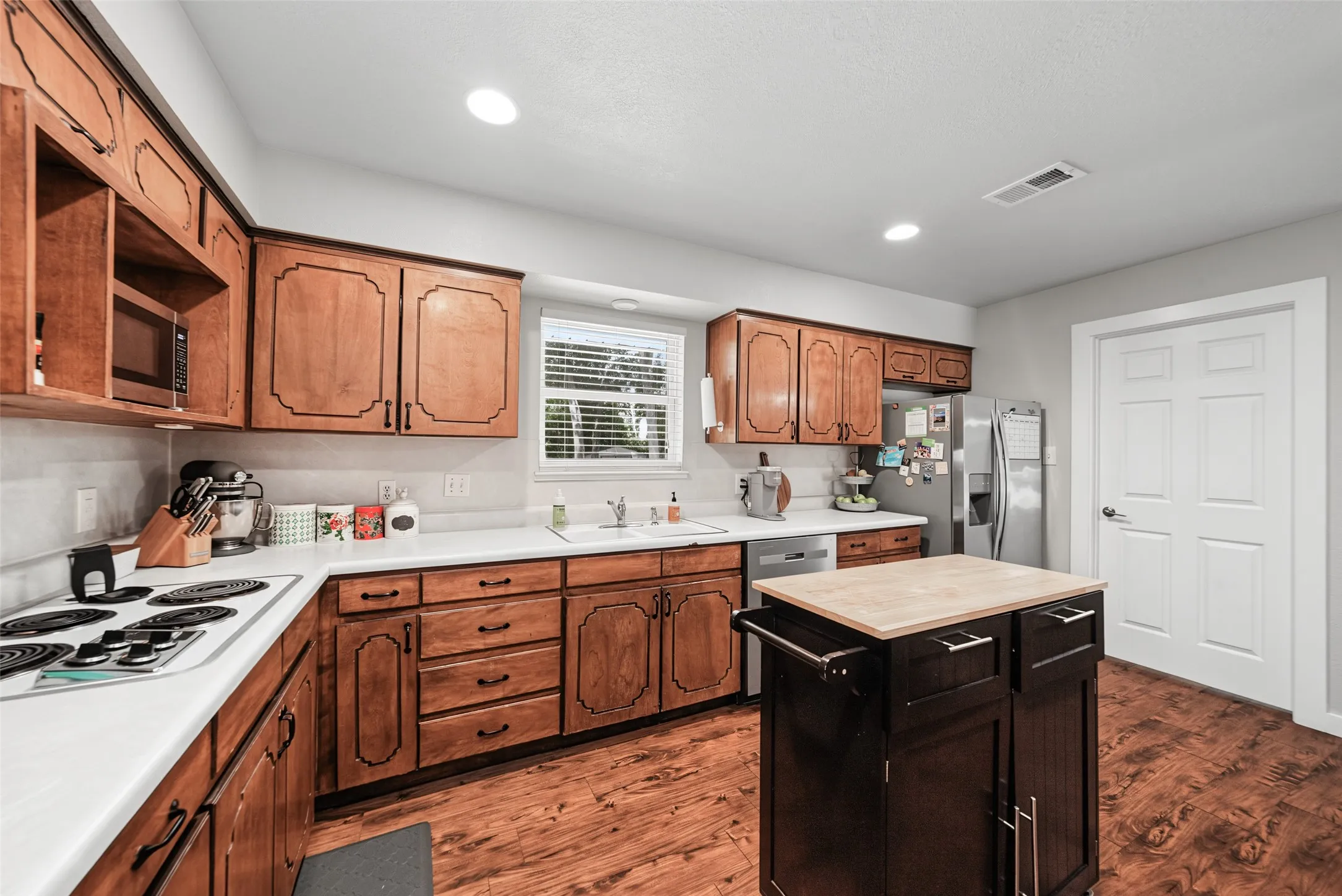 Single Family Residence For Sale in Wise County , 909 Shady Oaks, Bridgeport, Texas 76426, 3 Bedroom, 2 Bathroom, 2 Garage spaces, 1,472 Sqft, built in 1986, mls#21350999, Real Estate Agent in Bridgeport, Homes For Sale in Wise county, Homes For Sale in Bridgeport, Realtor in Bridgeport Texas, Real Estate Brokerage Independent Realty Texas, Luminita Cordes Realtor