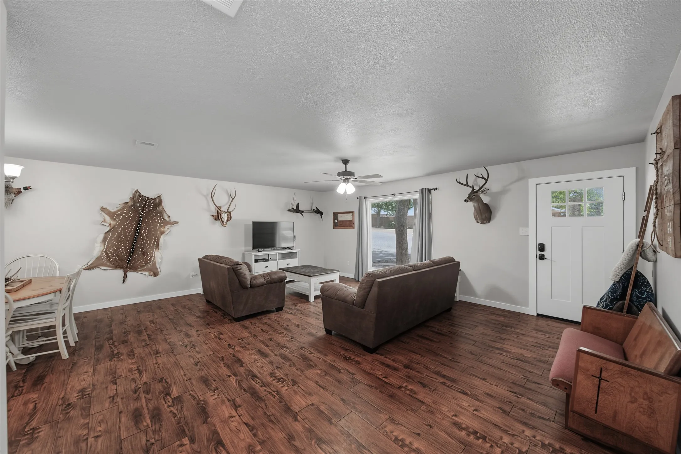 Single Family Residence For Sale in Wise County , 909 Shady Oaks, Bridgeport, Texas 76426, 3 Bedroom, 2 Bathroom, 2 Garage spaces, 1,472 Sqft, built in 1986, mls#21350999, Real Estate Agent in Bridgeport, Homes For Sale in Wise county, Homes For Sale in Bridgeport, Realtor in Bridgeport Texas, Real Estate Brokerage Independent Realty Texas, Luminita Cordes Realtor