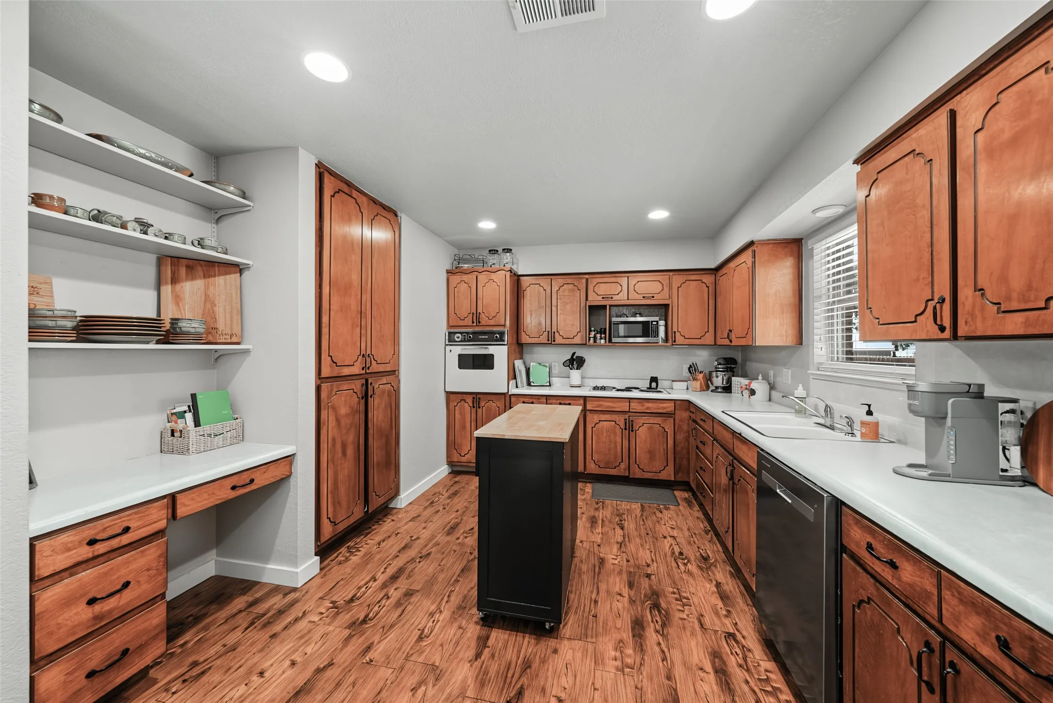 Single Family Residence For Sale in Wise County , 909 Shady Oaks, Bridgeport, Texas 76426, 3 Bedroom, 2 Bathroom, 2 Garage spaces, 1,472 Sqft, built in 1986, mls#21350999, Real Estate Agent in Bridgeport, Homes For Sale in Wise county, Homes For Sale in Bridgeport, Realtor in Bridgeport Texas, Real Estate Brokerage Independent Realty Texas, Luminita Cordes Realtor