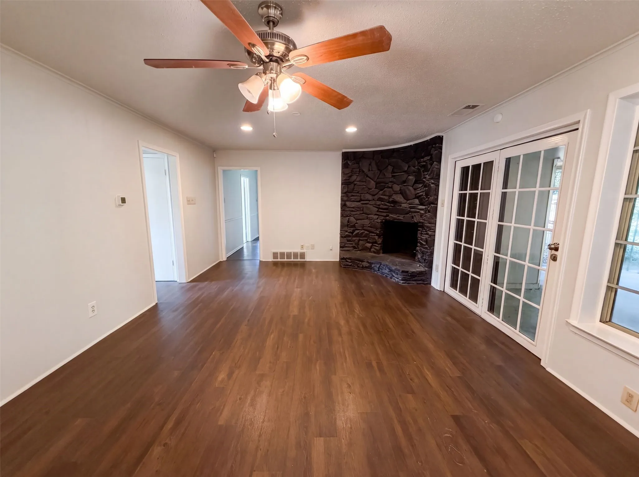 Single Family Residence For Sale in Dallas County , 821 Glen Oaks Boulevard, Dallas, Texas 75232, 3 Bedroom, 2 Bathroom, 2 Garage spaces, 1,963 Sqft, built in 1964, mls#21350996, Real Estate Agent in Dallas, Homes For Sale in Dallas county, Homes For Sale in Dallas, Realtor in Dallas Texas, Real Estate Brokerage Independent Realty Texas, Luminita Cordes Realtor
