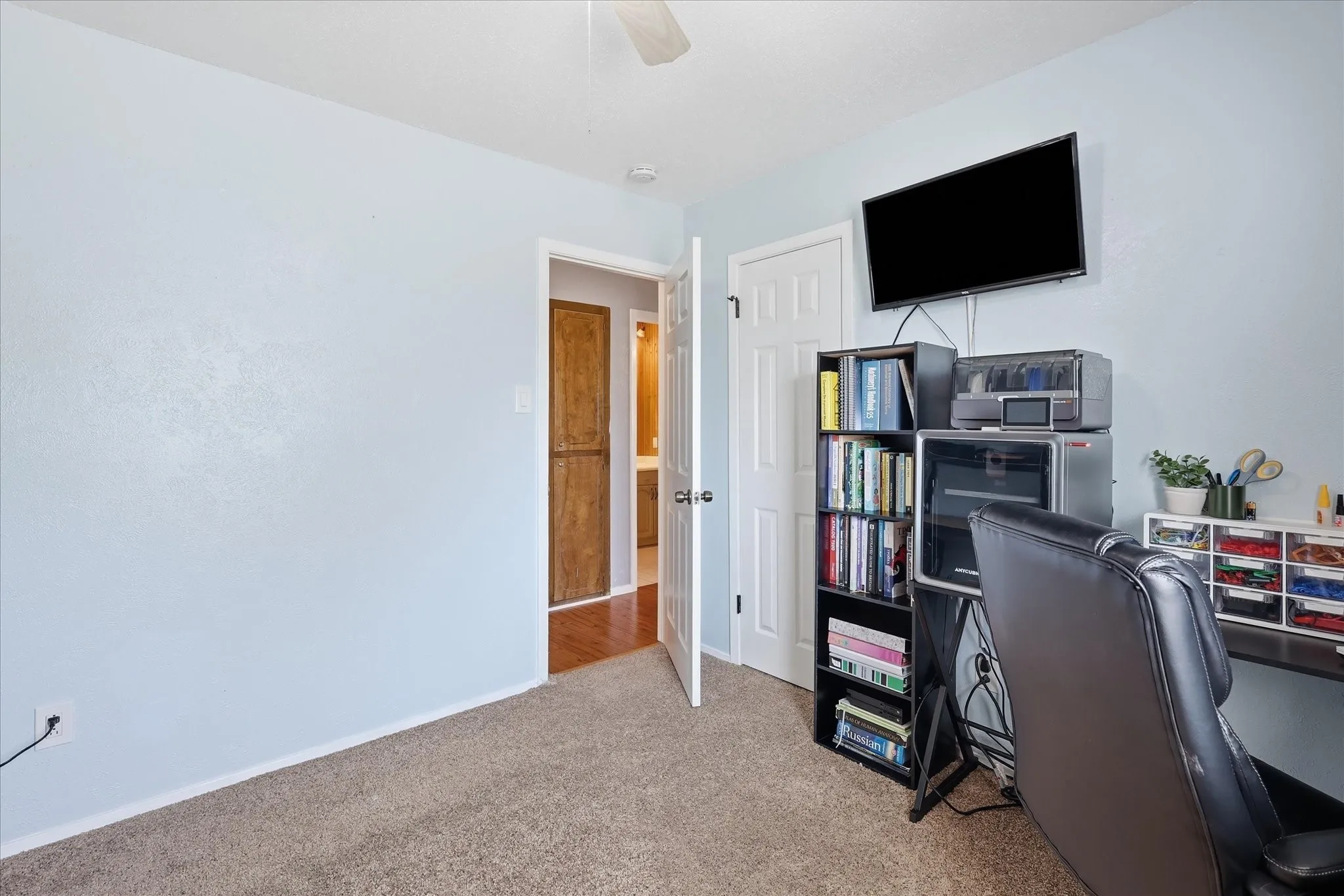 Secondary bedroom.