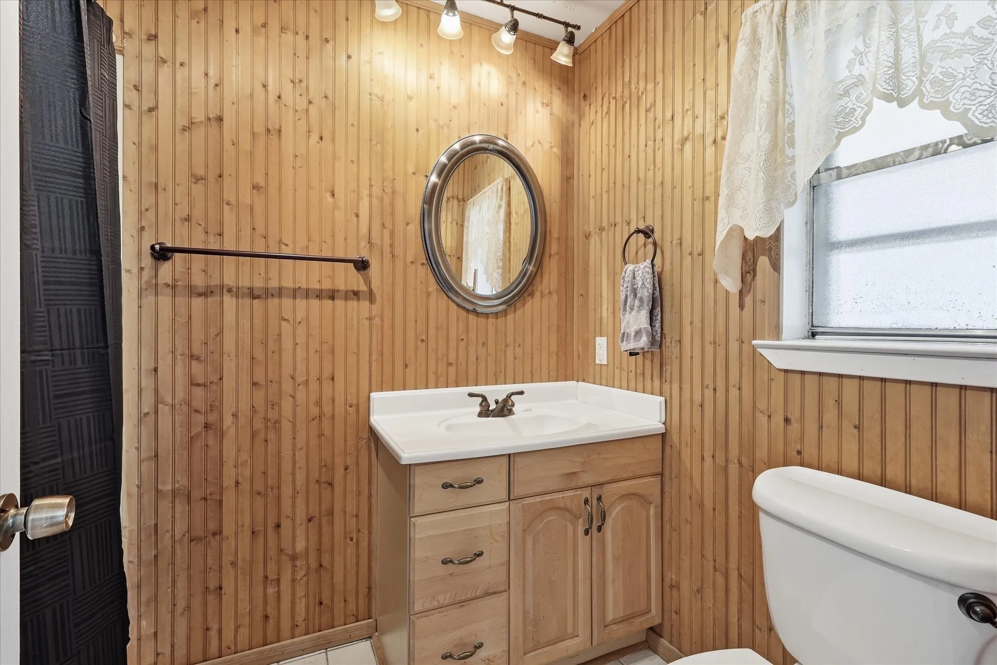 Secondary full bath.