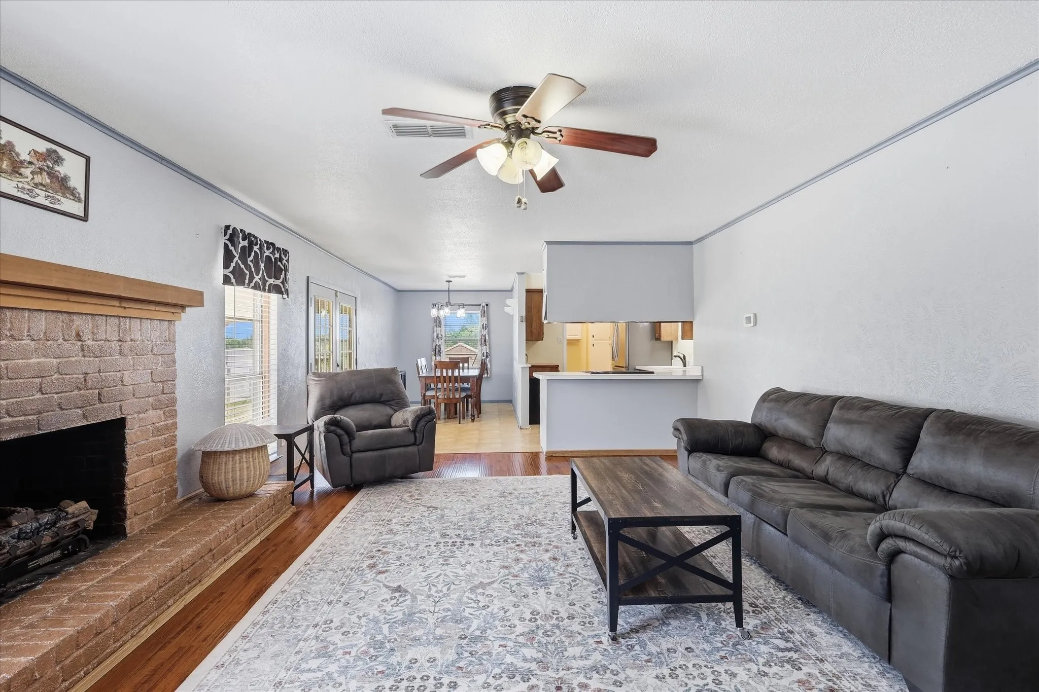Flowing floorplan to kitchen area.
