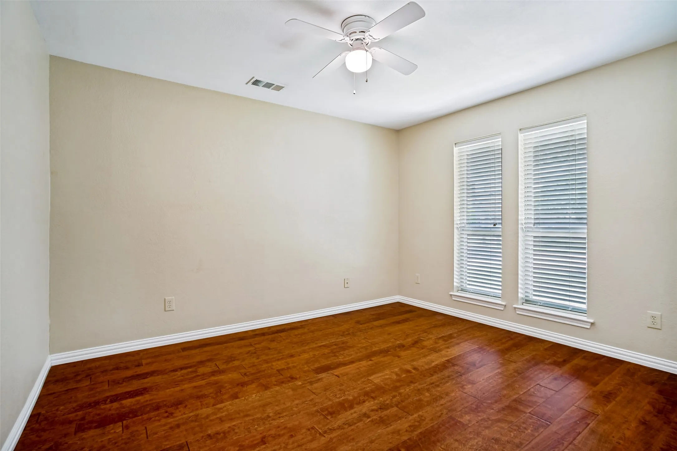 Single Family Residence For Sale in Collin County , 1548 Bamburgh Drive, Plano, Texas 75075, 3 Bedroom, 2 Bathroom, 2 Garage spaces, 2,376 Sqft, built in 1983, mls#21347226, Real Estate Agent in Plano, Homes For Sale in Collin county, Homes For Sale in Plano, Realtor in Plano Texas, Real Estate Brokerage Independent Realty Texas, Luminita Cordes Realtor