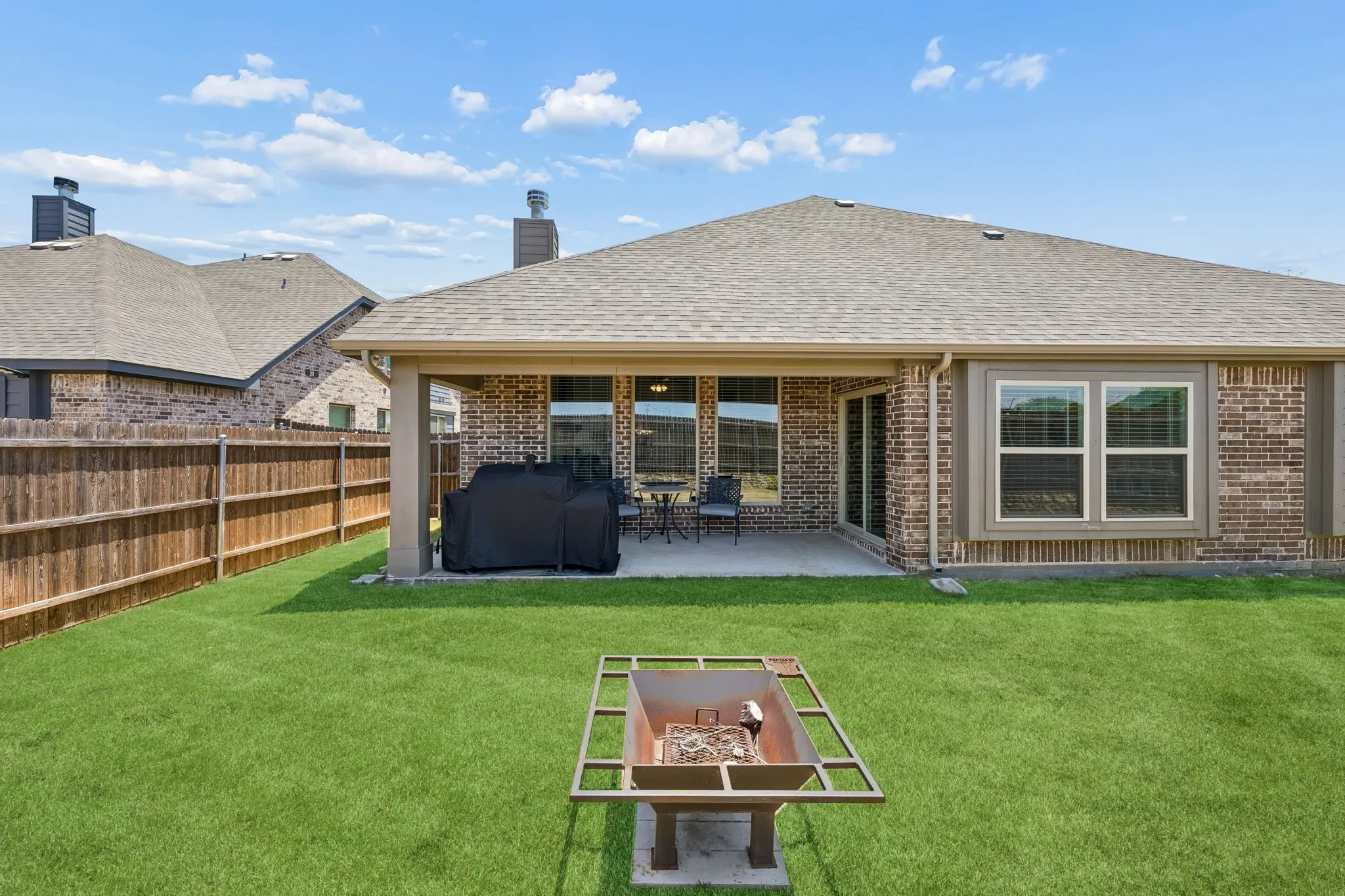 Single Family Residence For Sale in Tarrant County , 1005 Longbow Lane, Crowley, Texas 76036, 3 Bedroom, 3 Bathroom, 2 Garage spaces, 2,534 Sqft, built in 2022, mls#21350461, Real Estate Agent in Crowley, Homes For Sale in Tarrant county, Homes For Sale in Crowley, Realtor in Crowley Texas, Real Estate Brokerage Independent Realty Texas, Luminita Cordes Realtor