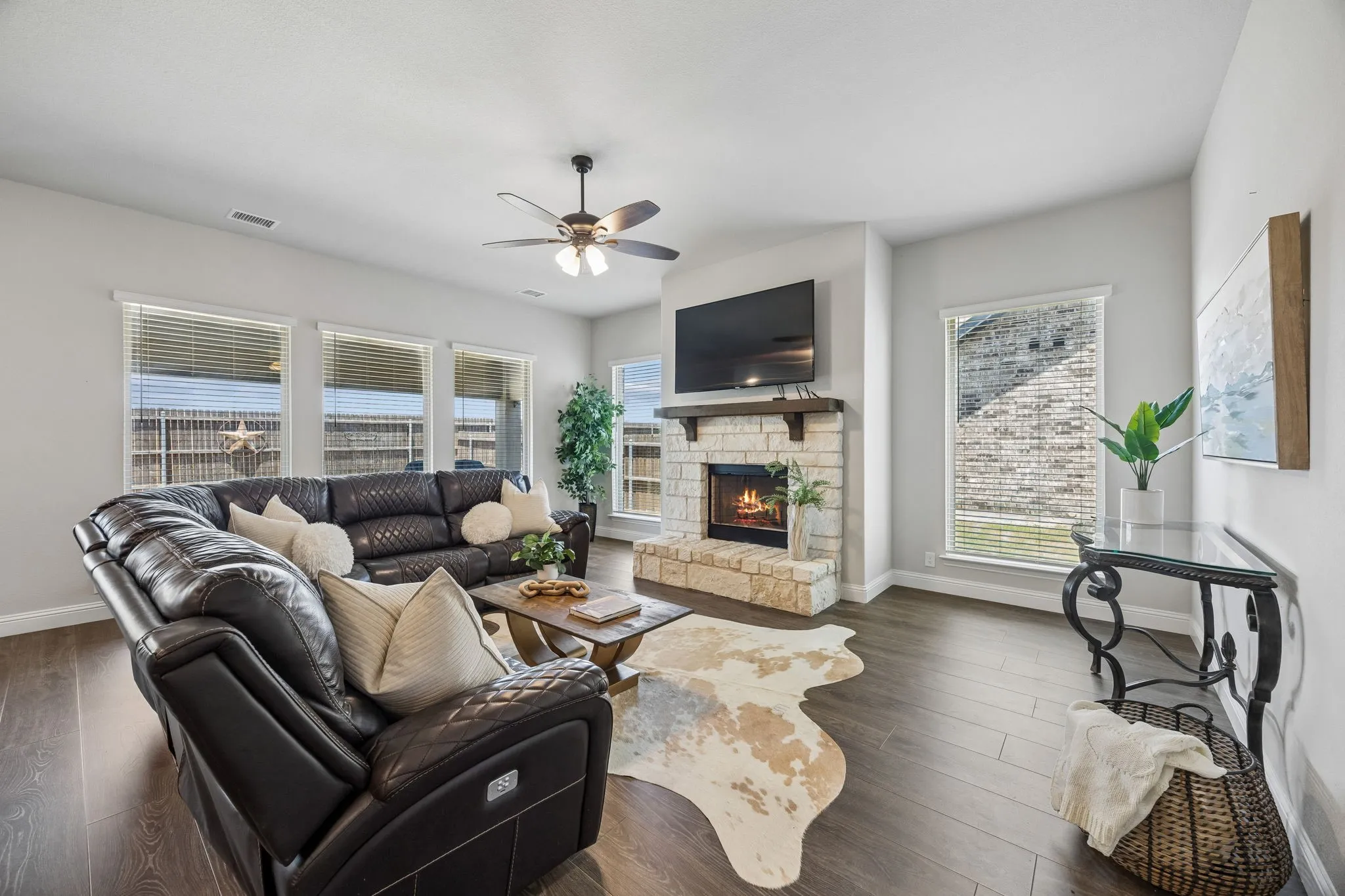 Single Family Residence For Sale in Tarrant County , 1005 Longbow Lane, Crowley, Texas 76036, 3 Bedroom, 3 Bathroom, 2 Garage spaces, 2,534 Sqft, built in 2022, mls#21350461, Real Estate Agent in Crowley, Homes For Sale in Tarrant county, Homes For Sale in Crowley, Realtor in Crowley Texas, Real Estate Brokerage Independent Realty Texas, Luminita Cordes Realtor