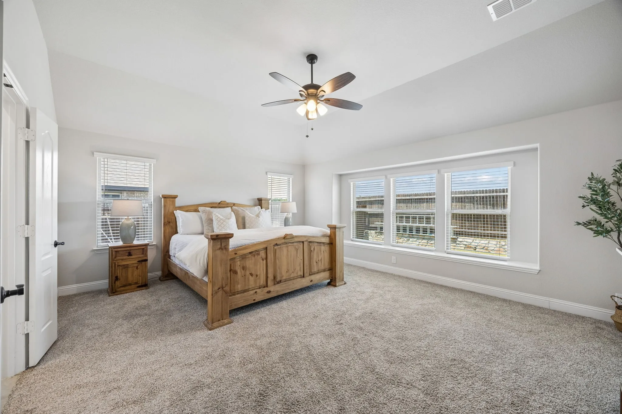 Single Family Residence For Sale in Tarrant County , 1005 Longbow Lane, Crowley, Texas 76036, 3 Bedroom, 3 Bathroom, 2 Garage spaces, 2,534 Sqft, built in 2022, mls#21350461, Real Estate Agent in Crowley, Homes For Sale in Tarrant county, Homes For Sale in Crowley, Realtor in Crowley Texas, Real Estate Brokerage Independent Realty Texas, Luminita Cordes Realtor