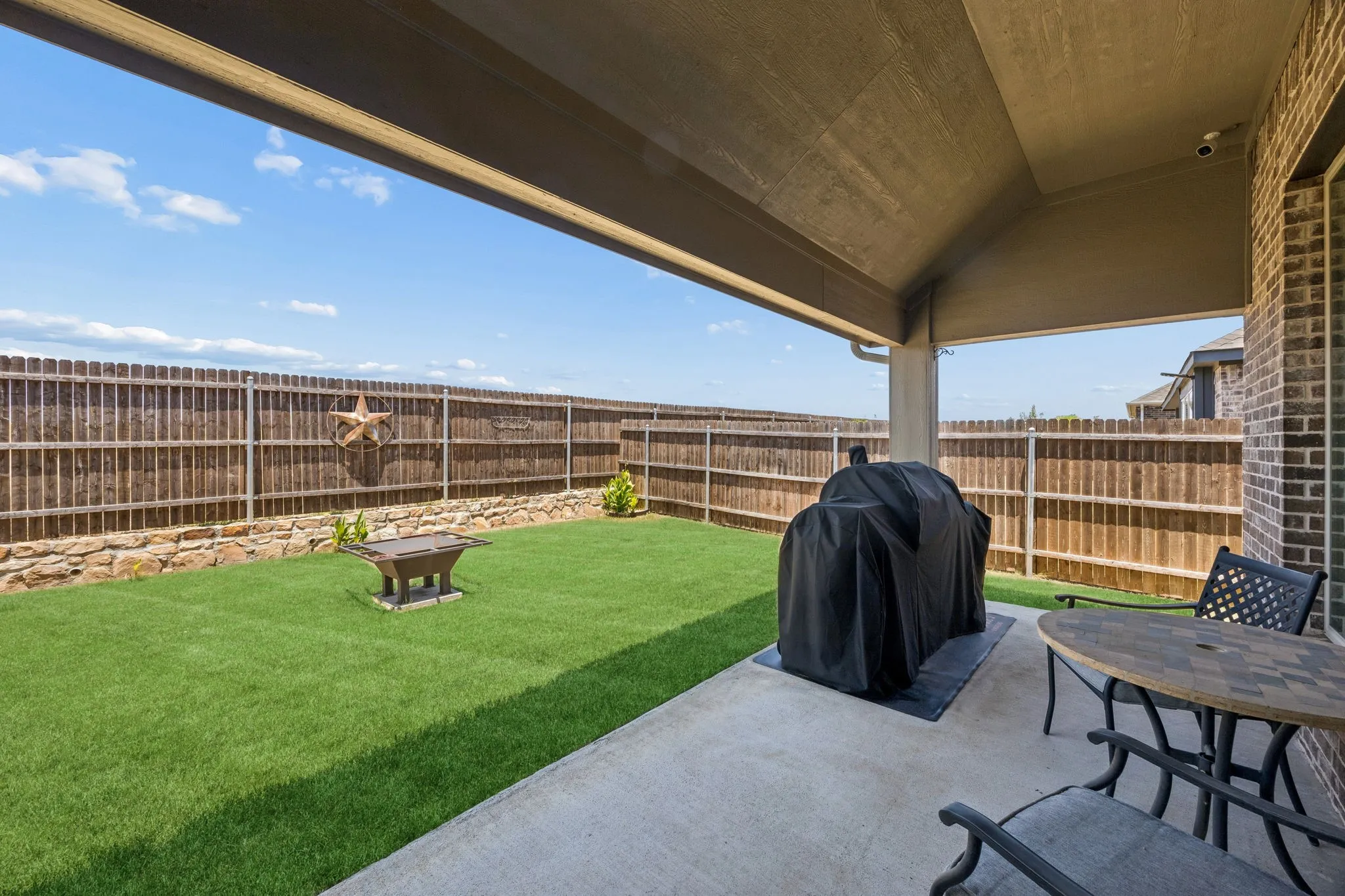 Single Family Residence For Sale in Tarrant County , 1005 Longbow Lane, Crowley, Texas 76036, 3 Bedroom, 3 Bathroom, 2 Garage spaces, 2,534 Sqft, built in 2022, mls#21350461, Real Estate Agent in Crowley, Homes For Sale in Tarrant county, Homes For Sale in Crowley, Realtor in Crowley Texas, Real Estate Brokerage Independent Realty Texas, Luminita Cordes Realtor