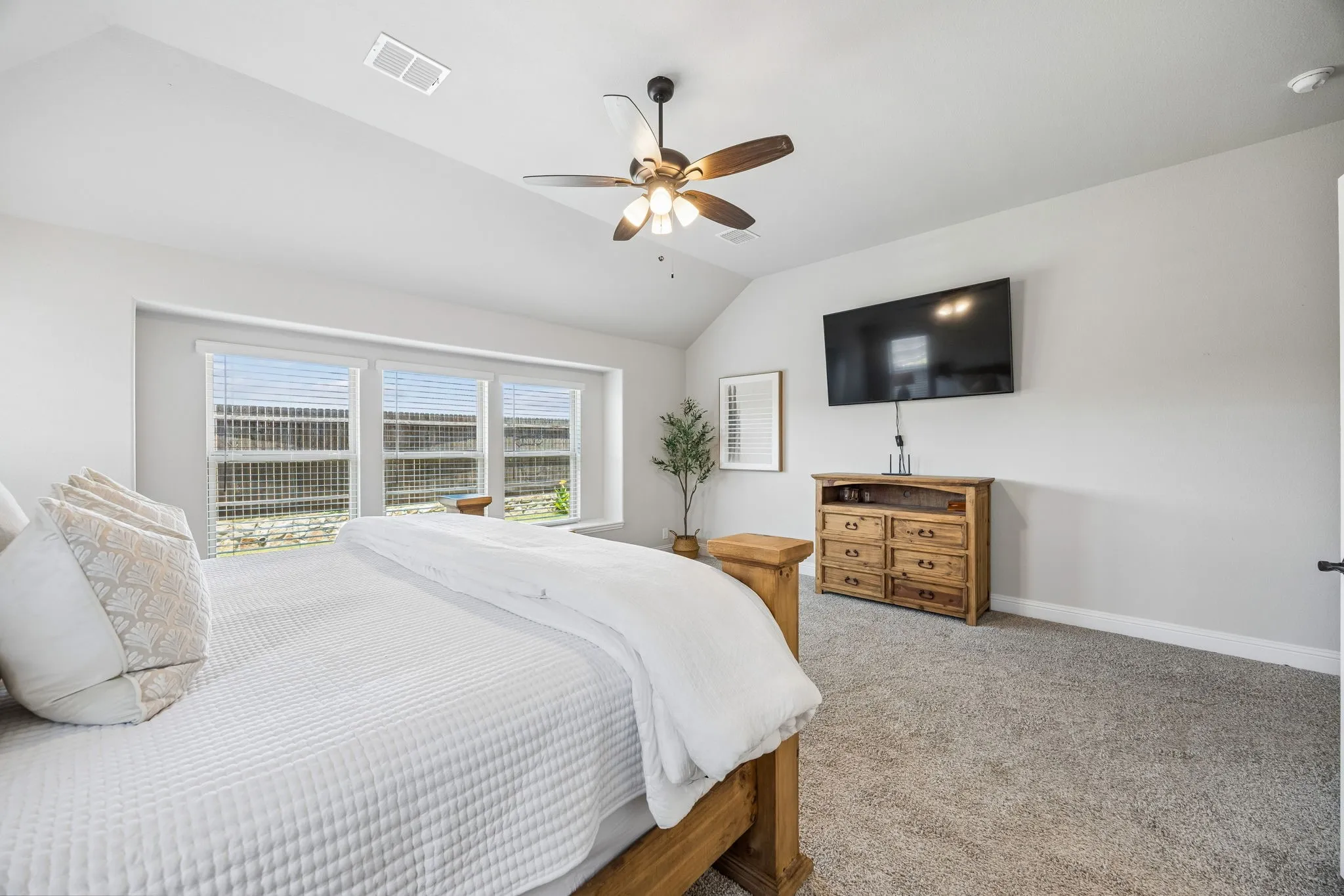 Single Family Residence For Sale in Tarrant County , 1005 Longbow Lane, Crowley, Texas 76036, 3 Bedroom, 3 Bathroom, 2 Garage spaces, 2,534 Sqft, built in 2022, mls#21350461, Real Estate Agent in Crowley, Homes For Sale in Tarrant county, Homes For Sale in Crowley, Realtor in Crowley Texas, Real Estate Brokerage Independent Realty Texas, Luminita Cordes Realtor