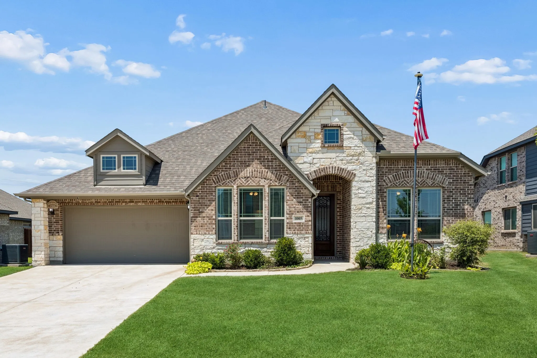 Single Family Residence For Sale in Tarrant County , 1005 Longbow Lane, Crowley, Texas 76036, 3 Bedroom, 3 Bathroom, 2 Garage spaces, 2,534 Sqft, built in 2022, mls#21350461, Real Estate Agent in Crowley, Homes For Sale in Tarrant county, Homes For Sale in Crowley, Realtor in Crowley Texas, Real Estate Brokerage Independent Realty Texas, Luminita Cordes Realtor