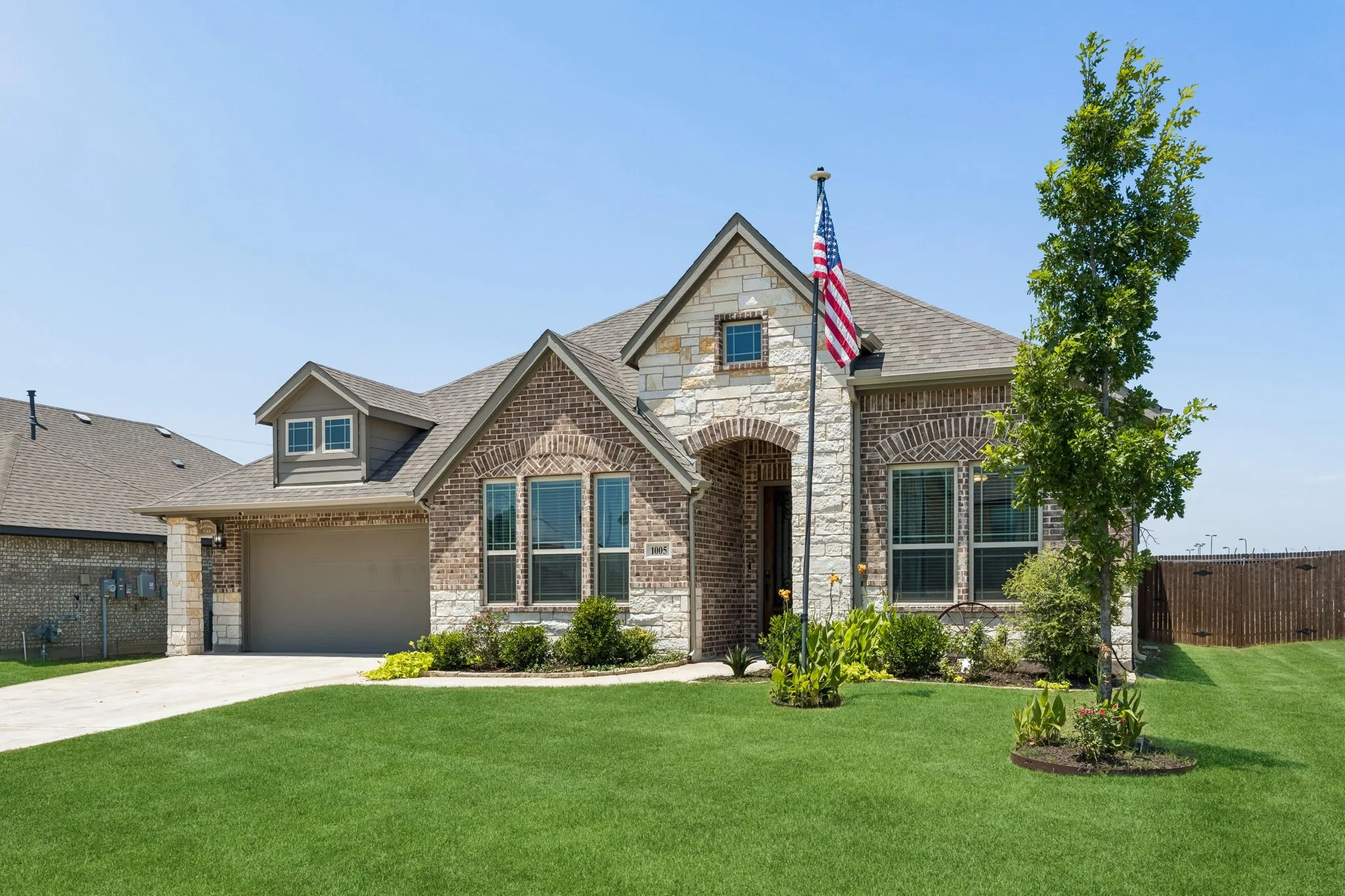Single Family Residence For Sale in Tarrant County , 1005 Longbow Lane, Crowley, Texas 76036, 3 Bedroom, 3 Bathroom, 2 Garage spaces, 2,534 Sqft, built in 2022, mls#21350461, Real Estate Agent in Crowley, Homes For Sale in Tarrant county, Homes For Sale in Crowley, Realtor in Crowley Texas, Real Estate Brokerage Independent Realty Texas, Luminita Cordes Realtor
