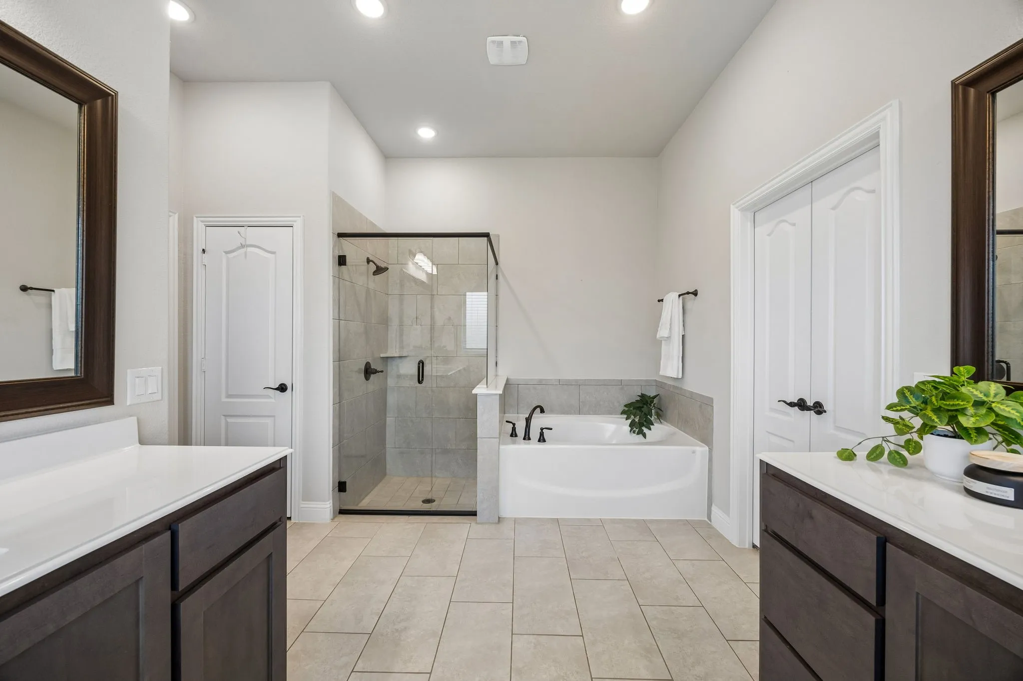 Single Family Residence For Sale in Tarrant County , 1005 Longbow Lane, Crowley, Texas 76036, 3 Bedroom, 3 Bathroom, 2 Garage spaces, 2,534 Sqft, built in 2022, mls#21350461, Real Estate Agent in Crowley, Homes For Sale in Tarrant county, Homes For Sale in Crowley, Realtor in Crowley Texas, Real Estate Brokerage Independent Realty Texas, Luminita Cordes Realtor
