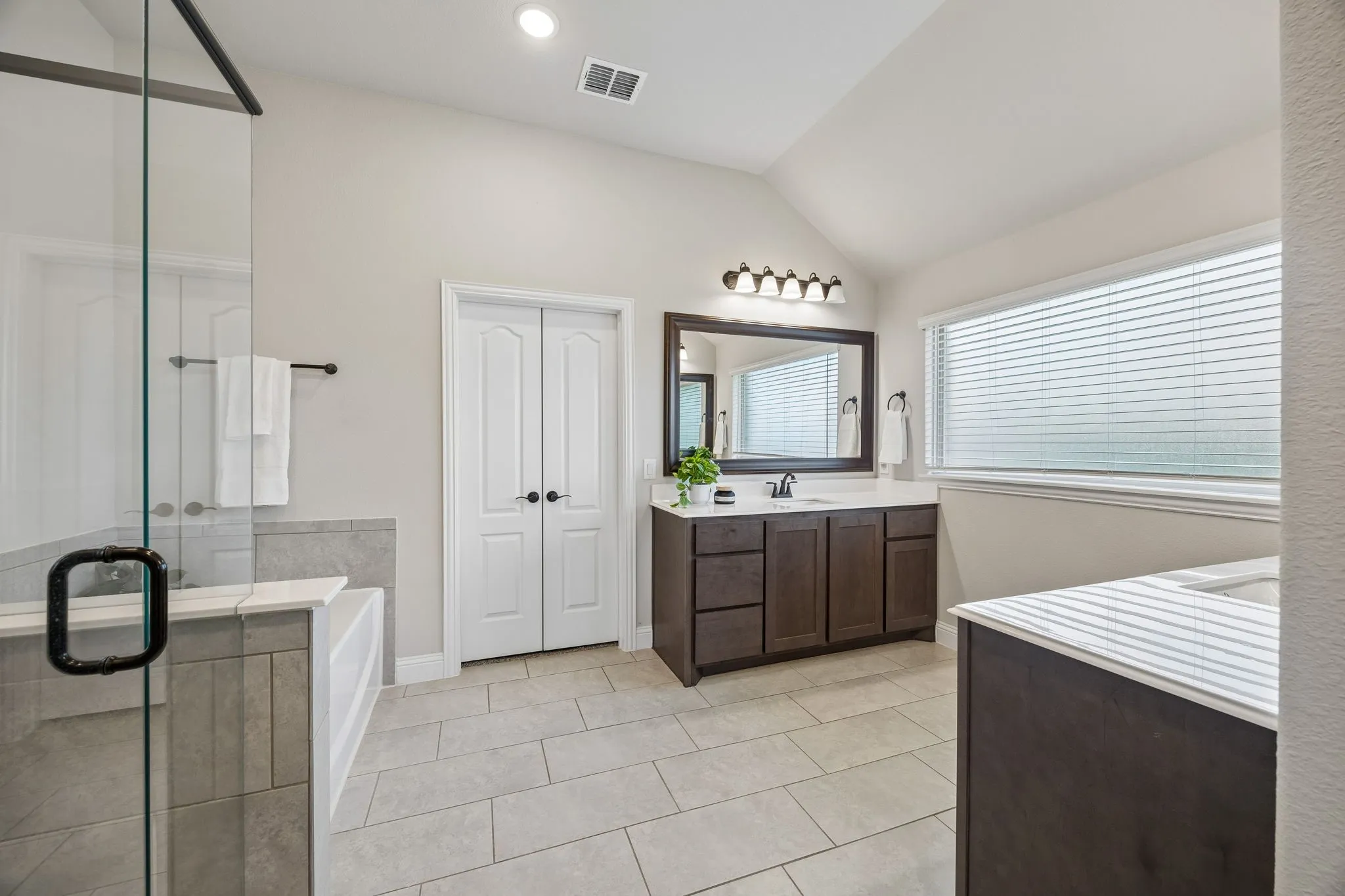Single Family Residence For Sale in Tarrant County , 1005 Longbow Lane, Crowley, Texas 76036, 3 Bedroom, 3 Bathroom, 2 Garage spaces, 2,534 Sqft, built in 2022, mls#21350461, Real Estate Agent in Crowley, Homes For Sale in Tarrant county, Homes For Sale in Crowley, Realtor in Crowley Texas, Real Estate Brokerage Independent Realty Texas, Luminita Cordes Realtor