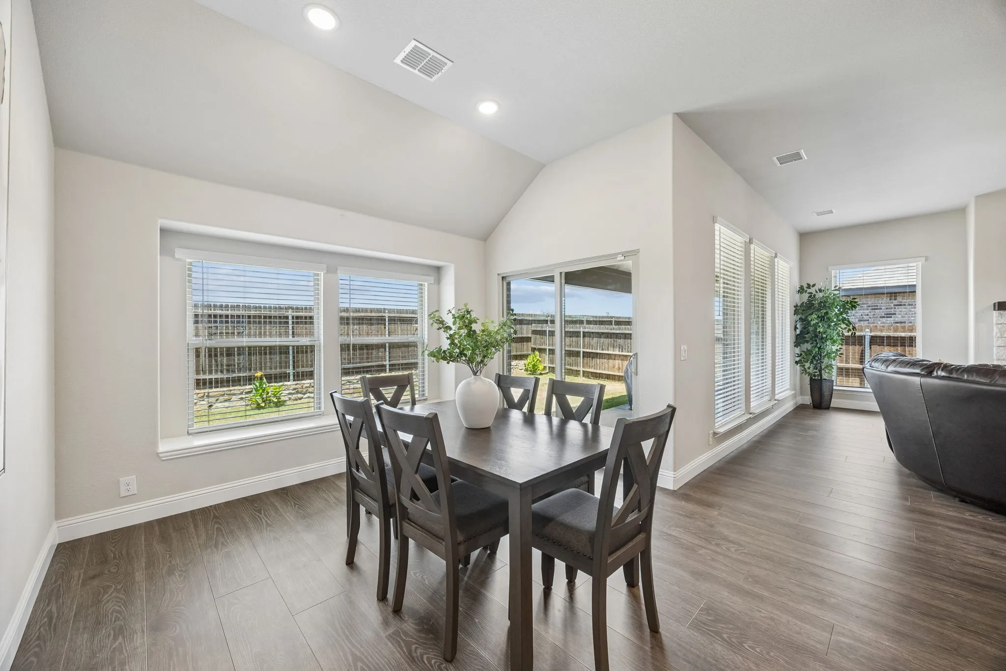 Single Family Residence For Sale in Tarrant County , 1005 Longbow Lane, Crowley, Texas 76036, 3 Bedroom, 3 Bathroom, 2 Garage spaces, 2,534 Sqft, built in 2022, mls#21350461, Real Estate Agent in Crowley, Homes For Sale in Tarrant county, Homes For Sale in Crowley, Realtor in Crowley Texas, Real Estate Brokerage Independent Realty Texas, Luminita Cordes Realtor