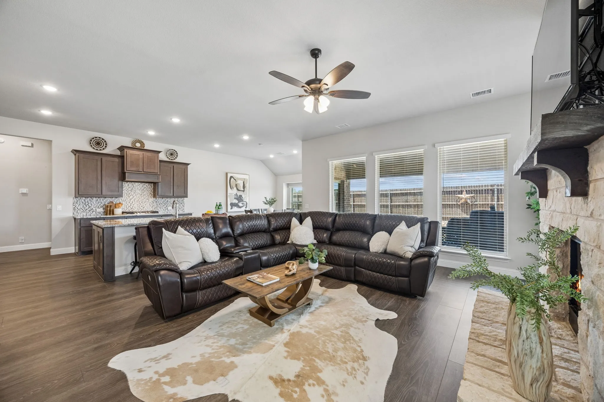 Single Family Residence For Sale in Tarrant County , 1005 Longbow Lane, Crowley, Texas 76036, 3 Bedroom, 3 Bathroom, 2 Garage spaces, 2,534 Sqft, built in 2022, mls#21350461, Real Estate Agent in Crowley, Homes For Sale in Tarrant county, Homes For Sale in Crowley, Realtor in Crowley Texas, Real Estate Brokerage Independent Realty Texas, Luminita Cordes Realtor