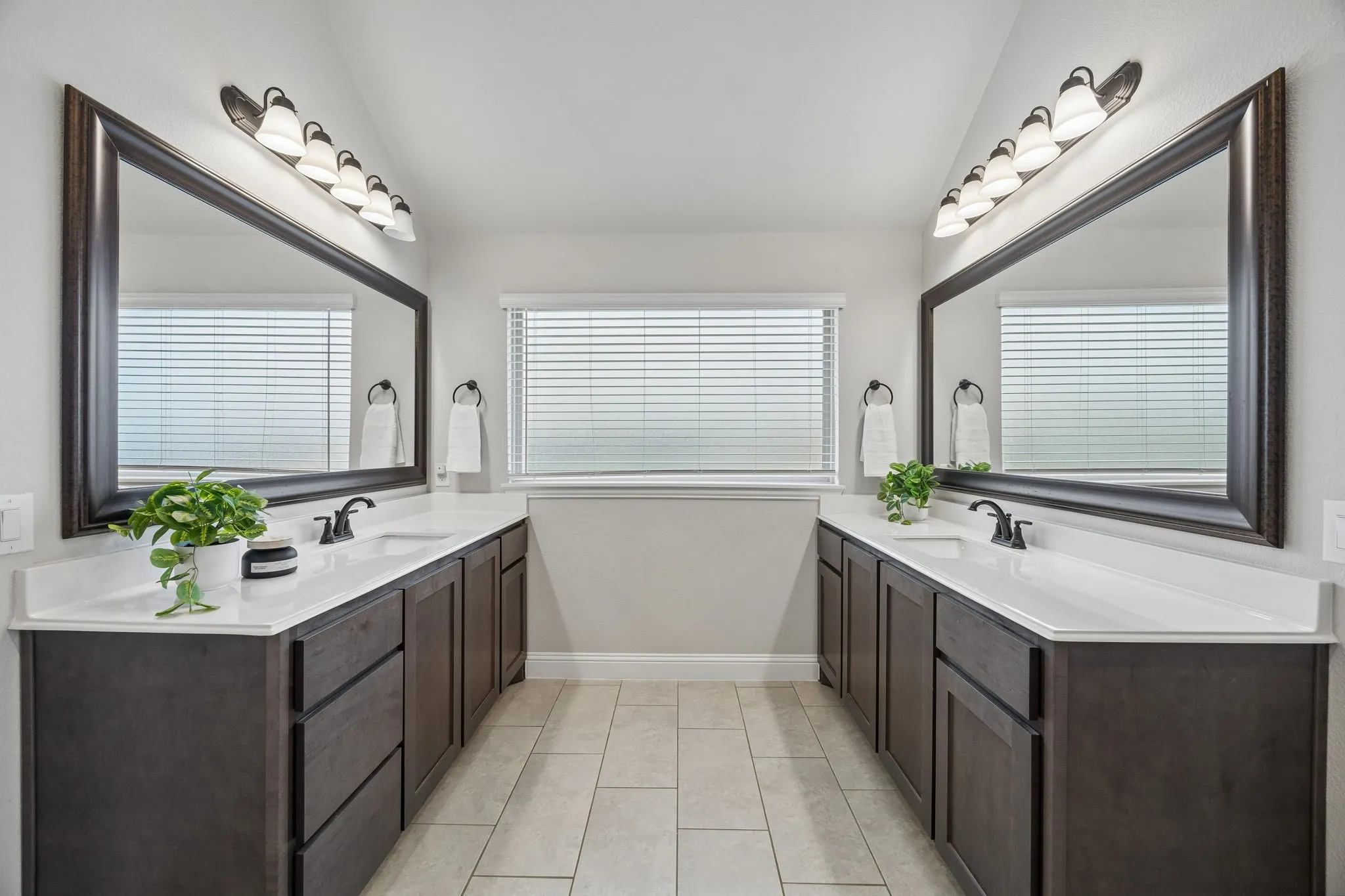 Single Family Residence For Sale in Tarrant County , 1005 Longbow Lane, Crowley, Texas 76036, 3 Bedroom, 3 Bathroom, 2 Garage spaces, 2,534 Sqft, built in 2022, mls#21350461, Real Estate Agent in Crowley, Homes For Sale in Tarrant county, Homes For Sale in Crowley, Realtor in Crowley Texas, Real Estate Brokerage Independent Realty Texas, Luminita Cordes Realtor