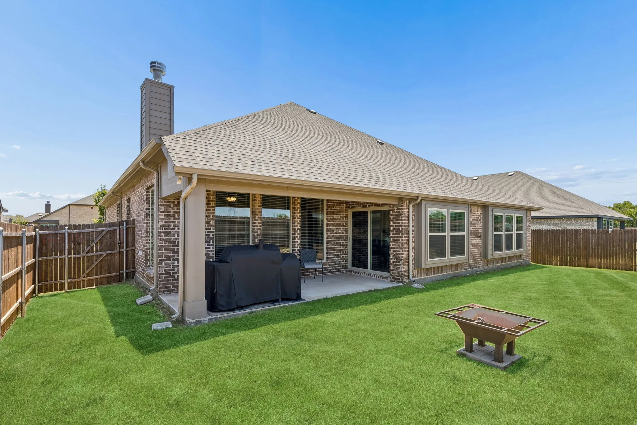 Single Family Residence For Sale in Tarrant County , 1005 Longbow Lane, Crowley, Texas 76036, 3 Bedroom, 3 Bathroom, 2 Garage spaces, 2,534 Sqft, built in 2022, mls#21350461, Real Estate Agent in Crowley, Homes For Sale in Tarrant county, Homes For Sale in Crowley, Realtor in Crowley Texas, Real Estate Brokerage Independent Realty Texas, Luminita Cordes Realtor
