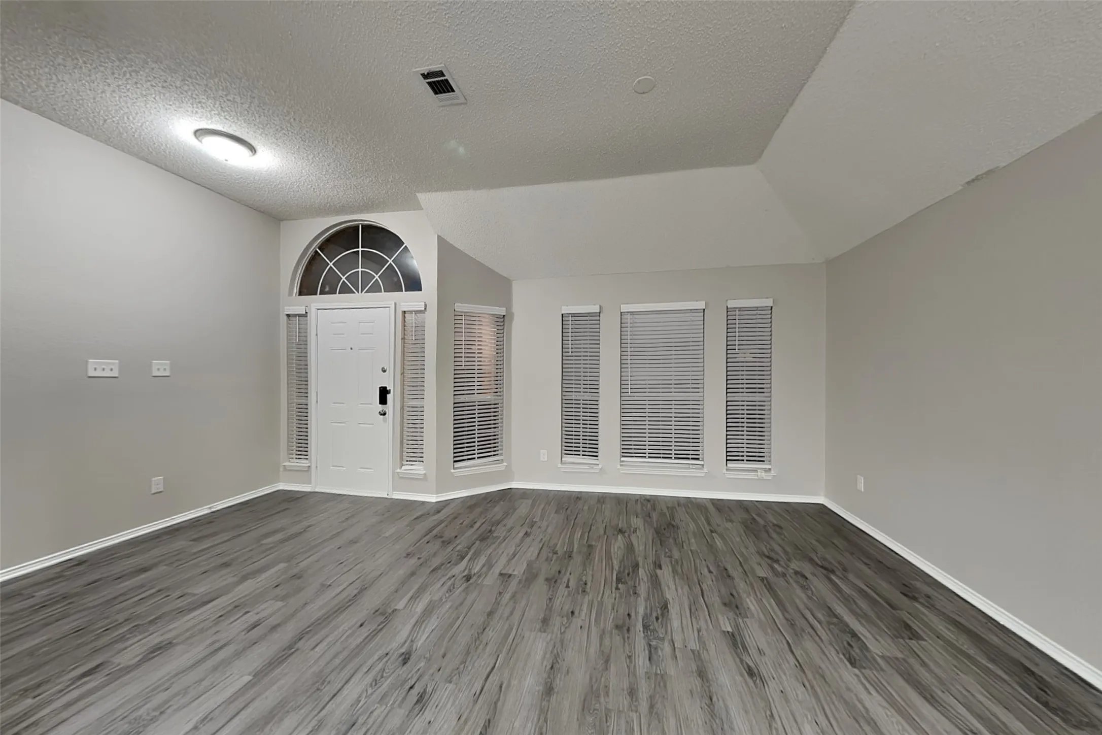 Single Family Residence For Rent in Collin County , 6704 Catalpa Trail, Plano, Texas 75023, 4 Bedroom, 3 Bathroom, 2 Garage spaces, 2,535 Sqft, built in 1991, mls#21351003, Real Estate Agent in Plano, Homes For Rent in Collin county, Homes For Rent in Plano, Realtor in Plano Texas, Real Estate Brokerage Independent Realty Texas, Luminita Cordes Realtor