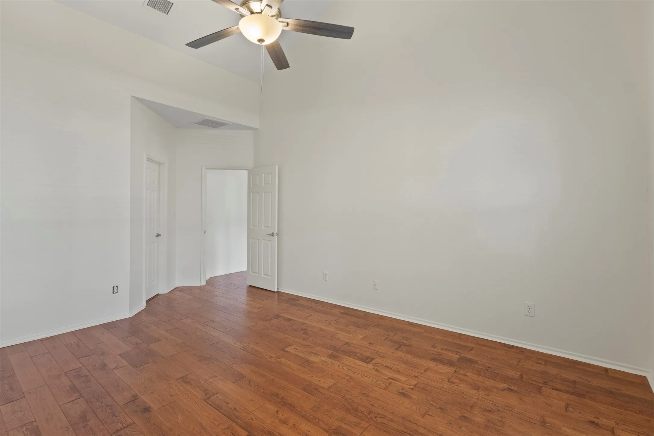 Townhouse For Sale in Collin County , 2949 Jowett Drive, Plano, Texas 75025, 3 Bedroom, 3 Bathroom, 2 Garage spaces, 1,939 Sqft, built in 2002, mls#21332062, Real Estate Agent in Plano, Homes For Sale in Collin county, Homes For Sale in Plano, Realtor in Plano Texas, Real Estate Brokerage Independent Realty Texas, Luminita Cordes Realtor