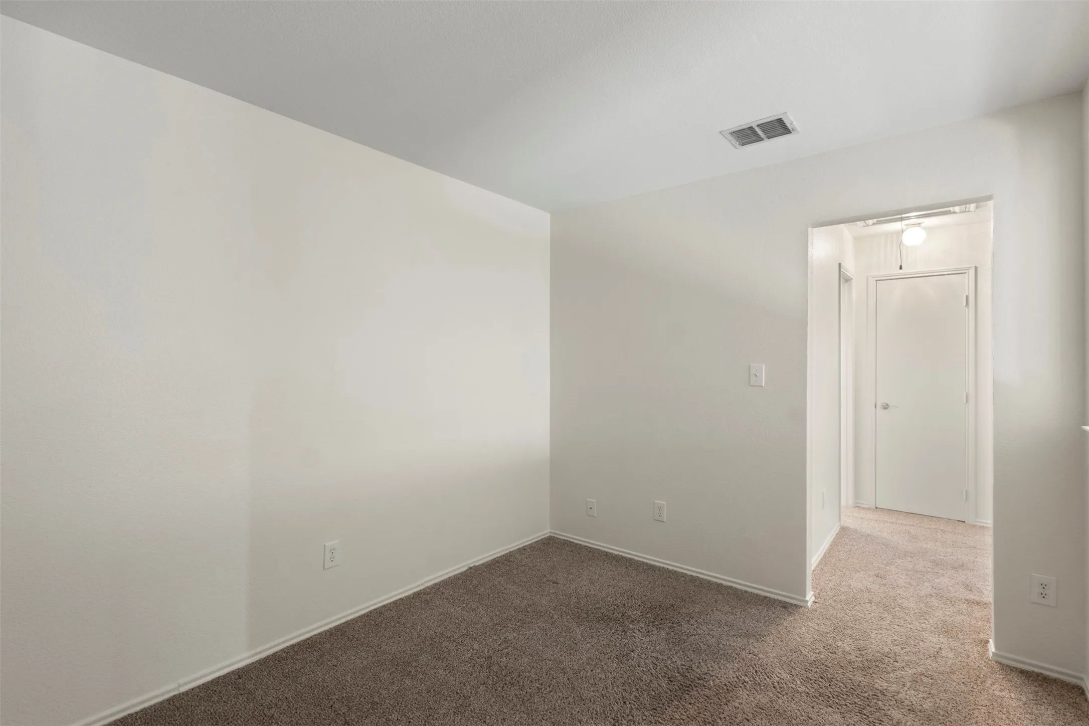 Townhouse For Sale in Collin County , 2949 Jowett Drive, Plano, Texas 75025, 3 Bedroom, 3 Bathroom, 2 Garage spaces, 1,939 Sqft, built in 2002, mls#21332062, Real Estate Agent in Plano, Homes For Sale in Collin county, Homes For Sale in Plano, Realtor in Plano Texas, Real Estate Brokerage Independent Realty Texas, Luminita Cordes Realtor