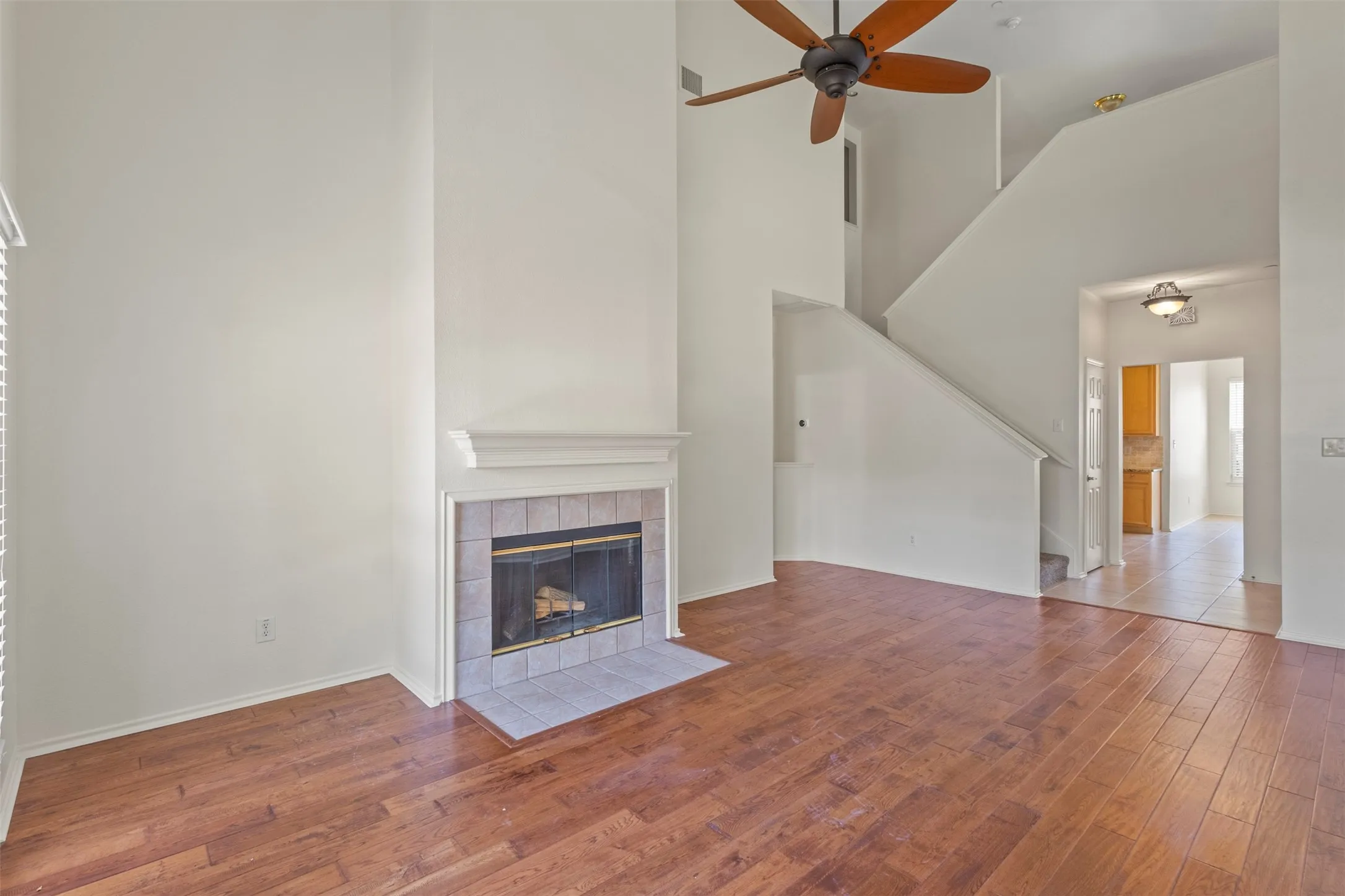 Townhouse For Sale in Collin County , 2949 Jowett Drive, Plano, Texas 75025, 3 Bedroom, 3 Bathroom, 2 Garage spaces, 1,939 Sqft, built in 2002, mls#21332062, Real Estate Agent in Plano, Homes For Sale in Collin county, Homes For Sale in Plano, Realtor in Plano Texas, Real Estate Brokerage Independent Realty Texas, Luminita Cordes Realtor