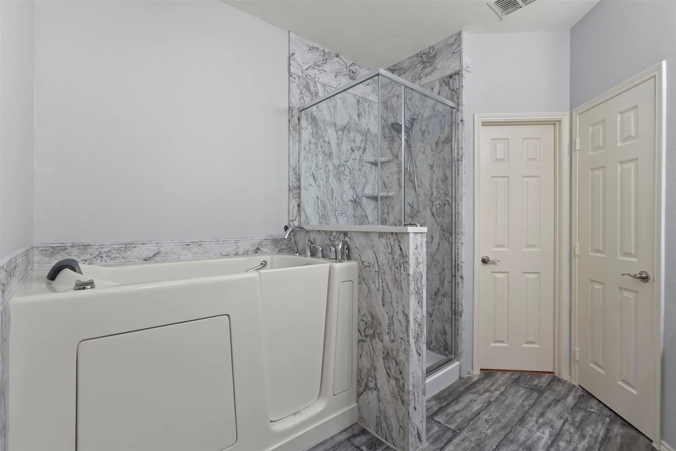 Townhouse For Sale in Collin County , 2949 Jowett Drive, Plano, Texas 75025, 3 Bedroom, 3 Bathroom, 2 Garage spaces, 1,939 Sqft, built in 2002, mls#21332062, Real Estate Agent in Plano, Homes For Sale in Collin county, Homes For Sale in Plano, Realtor in Plano Texas, Real Estate Brokerage Independent Realty Texas, Luminita Cordes Realtor