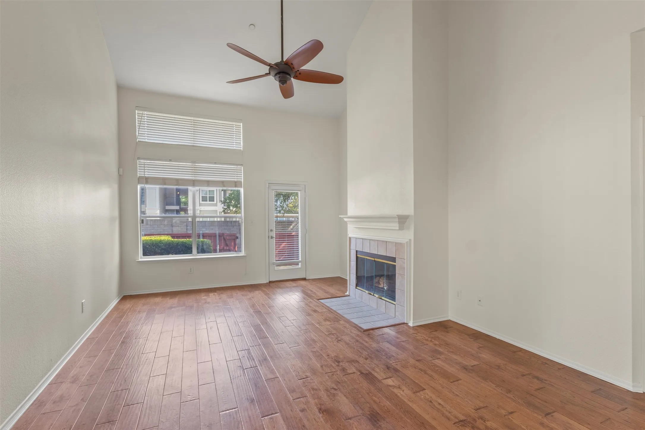 Townhouse For Sale in Collin County , 2949 Jowett Drive, Plano, Texas 75025, 3 Bedroom, 3 Bathroom, 2 Garage spaces, 1,939 Sqft, built in 2002, mls#21332062, Real Estate Agent in Plano, Homes For Sale in Collin county, Homes For Sale in Plano, Realtor in Plano Texas, Real Estate Brokerage Independent Realty Texas, Luminita Cordes Realtor
