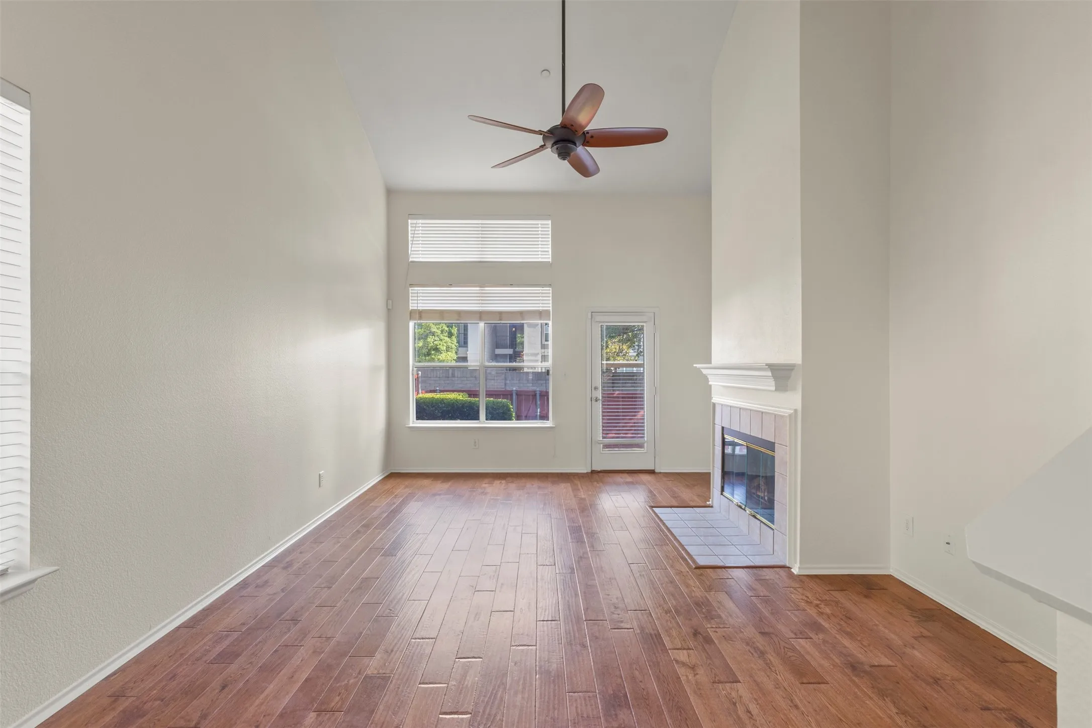 Townhouse For Sale in Collin County , 2949 Jowett Drive, Plano, Texas 75025, 3 Bedroom, 3 Bathroom, 2 Garage spaces, 1,939 Sqft, built in 2002, mls#21332062, Real Estate Agent in Plano, Homes For Sale in Collin county, Homes For Sale in Plano, Realtor in Plano Texas, Real Estate Brokerage Independent Realty Texas, Luminita Cordes Realtor