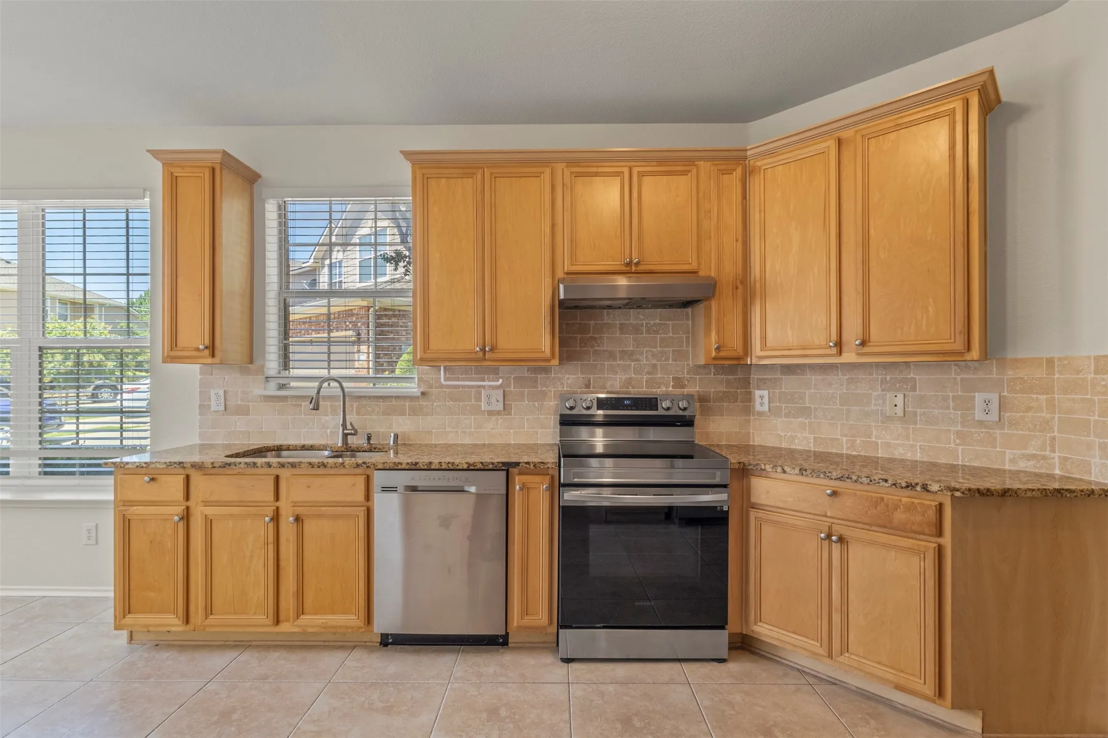 Townhouse For Sale in Collin County , 2949 Jowett Drive, Plano, Texas 75025, 3 Bedroom, 3 Bathroom, 2 Garage spaces, 1,939 Sqft, built in 2002, mls#21332062, Real Estate Agent in Plano, Homes For Sale in Collin county, Homes For Sale in Plano, Realtor in Plano Texas, Real Estate Brokerage Independent Realty Texas, Luminita Cordes Realtor