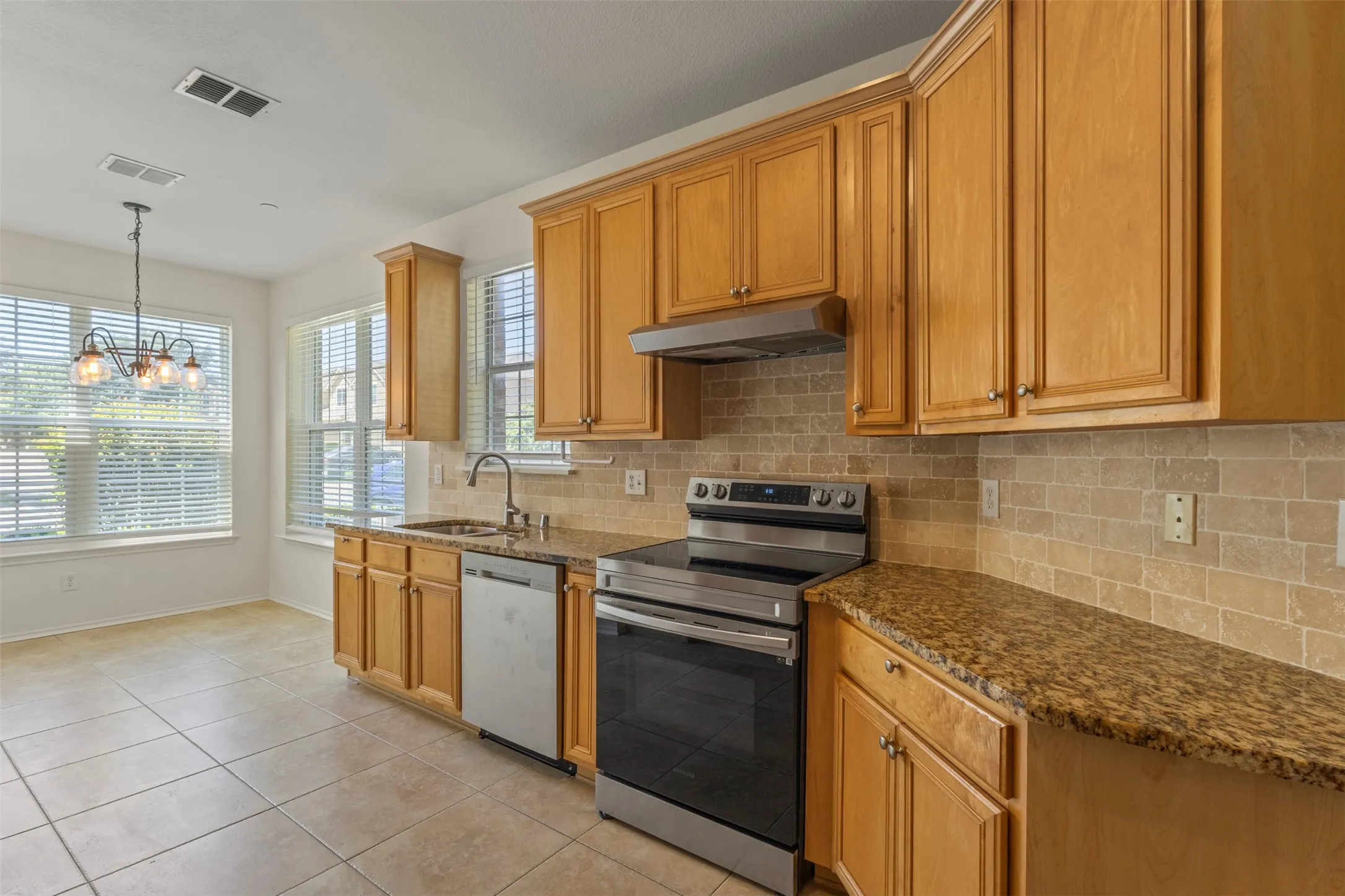 Townhouse For Sale in Collin County , 2949 Jowett Drive, Plano, Texas 75025, 3 Bedroom, 3 Bathroom, 2 Garage spaces, 1,939 Sqft, built in 2002, mls#21332062, Real Estate Agent in Plano, Homes For Sale in Collin county, Homes For Sale in Plano, Realtor in Plano Texas, Real Estate Brokerage Independent Realty Texas, Luminita Cordes Realtor