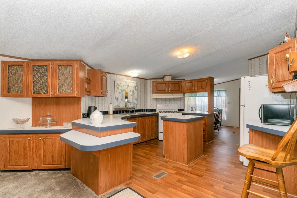 Mobile Home For Sale in Hill County , 409 S Main, Covington, Texas 76636, 3 Bedroom, 2 Bathroom, Garage spaces, 1,568 Sqft, built in 1996, mls#21350998, Real Estate Agent in Covington, Homes For Sale in Hill county, Homes For Sale in Covington, Realtor in Covington Texas, Real Estate Brokerage Independent Realty Texas, Luminita Cordes Realtor