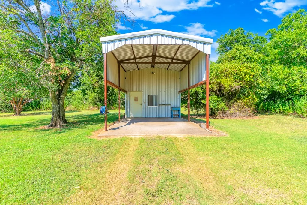 Mobile Home For Sale in Hill County , 409 S Main, Covington, Texas 76636, 3 Bedroom, 2 Bathroom, Garage spaces, 1,568 Sqft, built in 1996, mls#21350998, Real Estate Agent in Covington, Homes For Sale in Hill county, Homes For Sale in Covington, Realtor in Covington Texas, Real Estate Brokerage Independent Realty Texas, Luminita Cordes Realtor