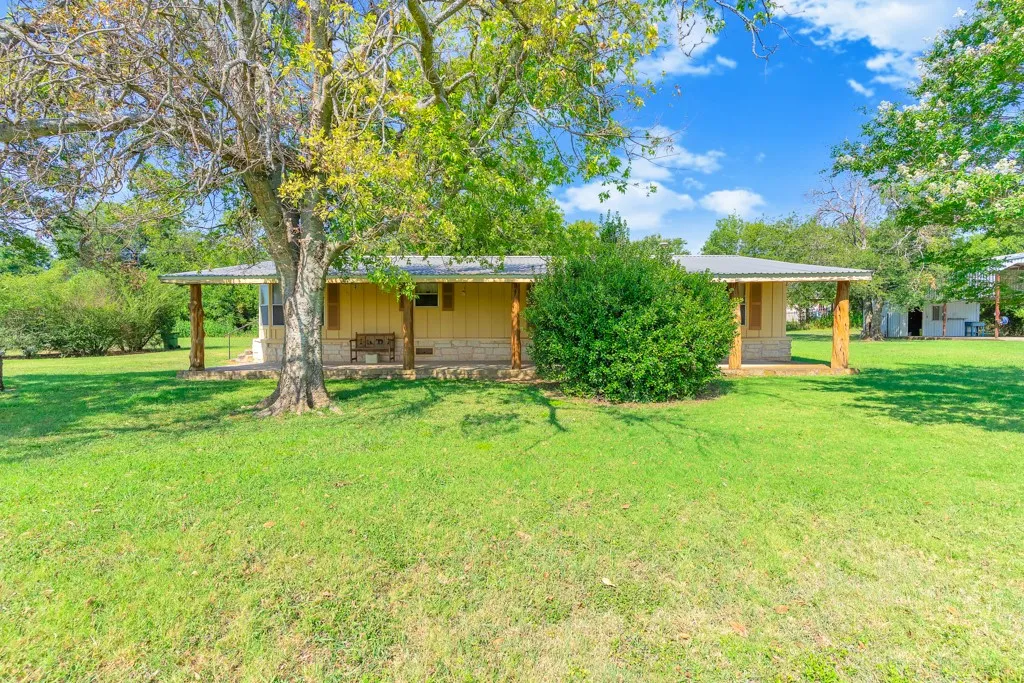 Mobile Home For Sale in Hill County , 409 S Main, Covington, Texas 76636, 3 Bedroom, 2 Bathroom, Garage spaces, 1,568 Sqft, built in 1996, mls#21350998, Real Estate Agent in Covington, Homes For Sale in Hill county, Homes For Sale in Covington, Realtor in Covington Texas, Real Estate Brokerage Independent Realty Texas, Luminita Cordes Realtor