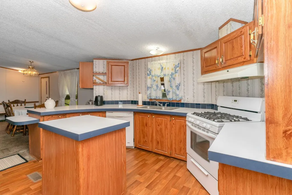 Mobile Home For Sale in Hill County , 409 S Main, Covington, Texas 76636, 3 Bedroom, 2 Bathroom, Garage spaces, 1,568 Sqft, built in 1996, mls#21350998, Real Estate Agent in Covington, Homes For Sale in Hill county, Homes For Sale in Covington, Realtor in Covington Texas, Real Estate Brokerage Independent Realty Texas, Luminita Cordes Realtor