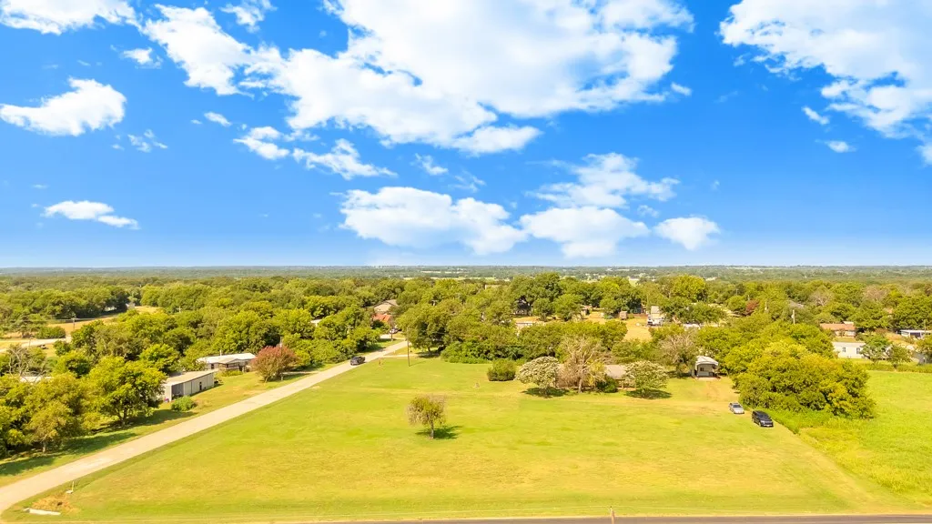 Mobile Home For Sale in Hill County , 409 S Main, Covington, Texas 76636, 3 Bedroom, 2 Bathroom, Garage spaces, 1,568 Sqft, built in 1996, mls#21350998, Real Estate Agent in Covington, Homes For Sale in Hill county, Homes For Sale in Covington, Realtor in Covington Texas, Real Estate Brokerage Independent Realty Texas, Luminita Cordes Realtor