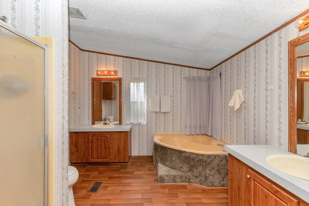 Mobile Home For Sale in Hill County , 409 S Main, Covington, Texas 76636, 3 Bedroom, 2 Bathroom, Garage spaces, 1,568 Sqft, built in 1996, mls#21350998, Real Estate Agent in Covington, Homes For Sale in Hill county, Homes For Sale in Covington, Realtor in Covington Texas, Real Estate Brokerage Independent Realty Texas, Luminita Cordes Realtor