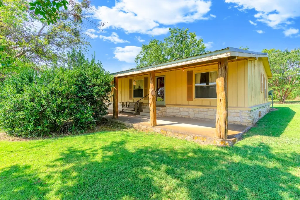 Mobile Home For Sale in Hill County , 409 S Main, Covington, Texas 76636, 3 Bedroom, 2 Bathroom, Garage spaces, 1,568 Sqft, built in 1996, mls#21350998, Real Estate Agent in Covington, Homes For Sale in Hill county, Homes For Sale in Covington, Realtor in Covington Texas, Real Estate Brokerage Independent Realty Texas, Luminita Cordes Realtor