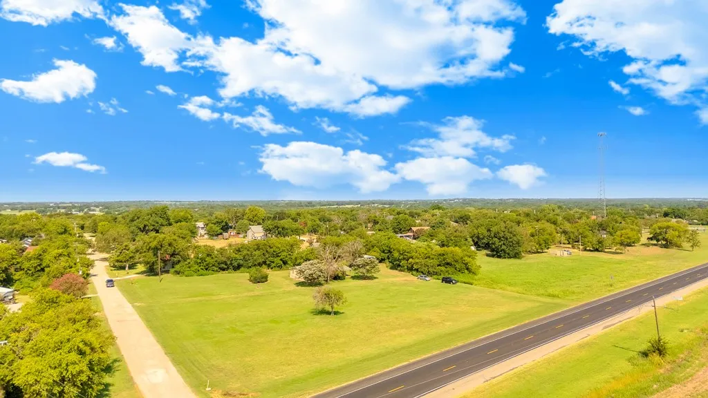Mobile Home For Sale in Hill County , 409 S Main, Covington, Texas 76636, 3 Bedroom, 2 Bathroom, Garage spaces, 1,568 Sqft, built in 1996, mls#21350998, Real Estate Agent in Covington, Homes For Sale in Hill county, Homes For Sale in Covington, Realtor in Covington Texas, Real Estate Brokerage Independent Realty Texas, Luminita Cordes Realtor